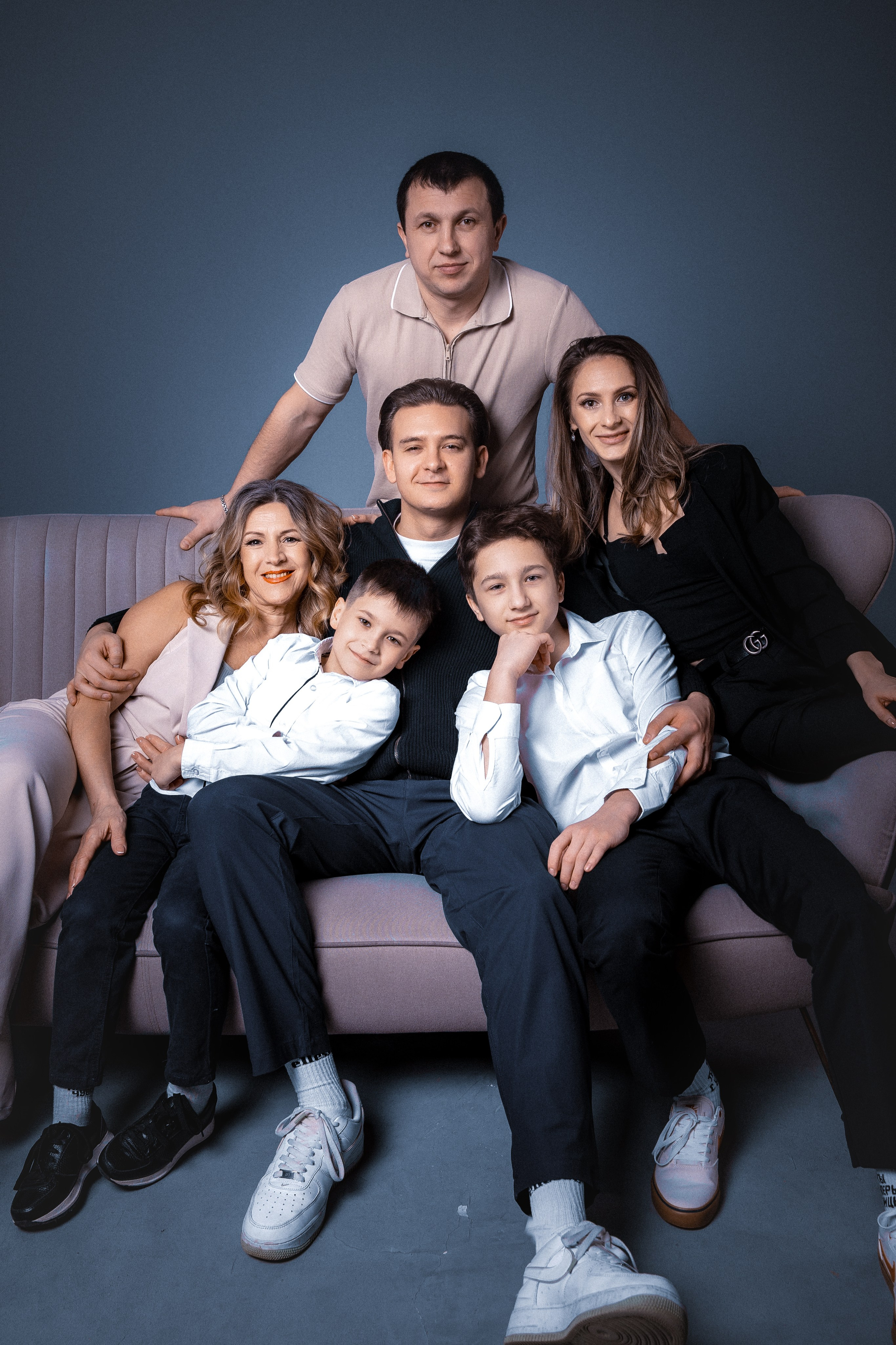 Семейная фотосессия в студии Галины и ее родных. Контент фотограф для экспертов в соцсетях Алена Собора Москва