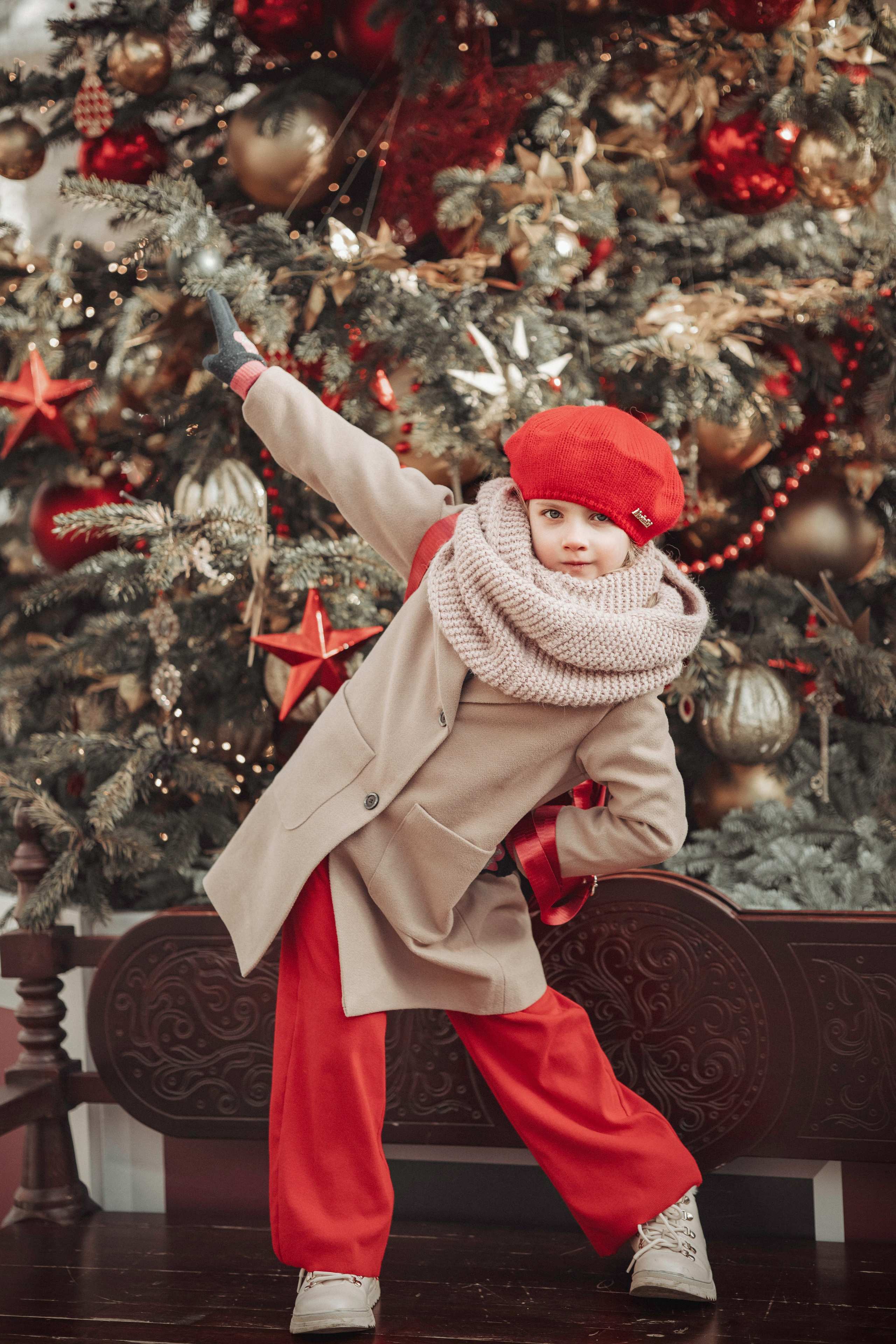 Семейная фотосъемка в Москве для мамы и дочки. Прогулка днем по новогодней Москве украшенной зимними новогодними елками и шарами, красно-бежевая, Третьяковский проезд, Манежная площадь, ГУМ-ярмарка