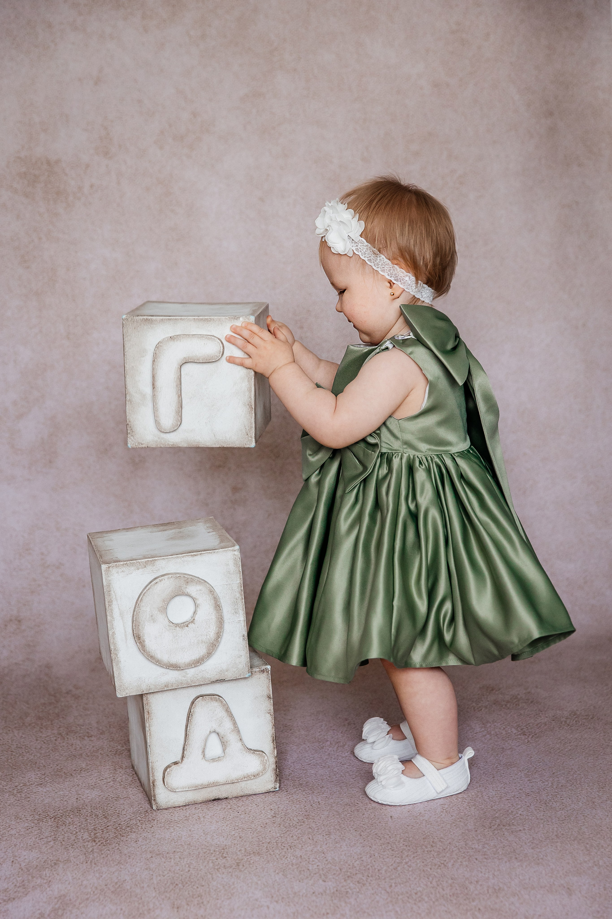 Минимализм (единичка, буквы-кубики, отдельный реквизит на фоне). Детский фотограф, выпускные альбомы в Нижнем Новгороде Бодягина Мария