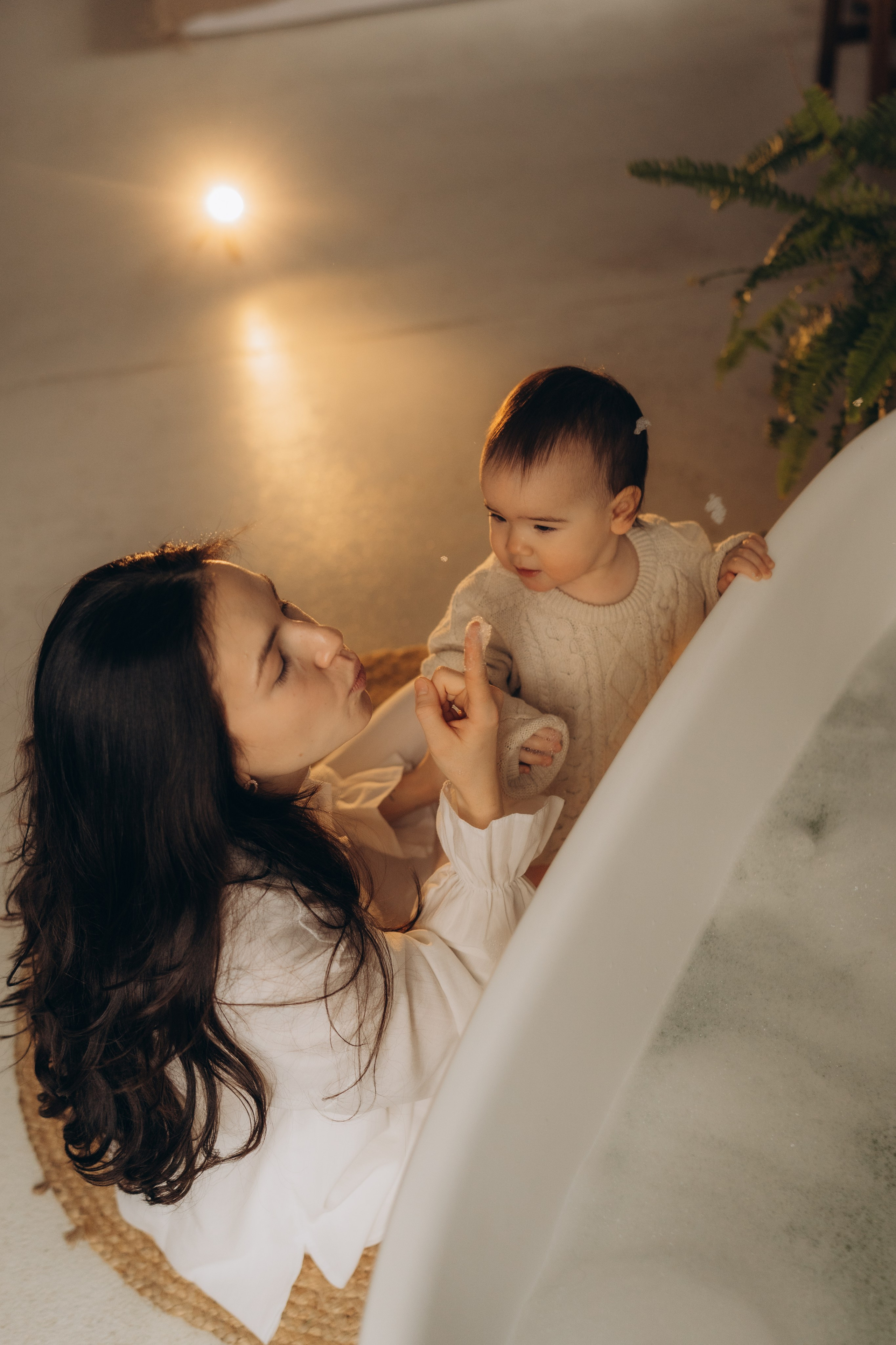 Мама с дочкой, банные процедуры. Семейный фотограф в Казани