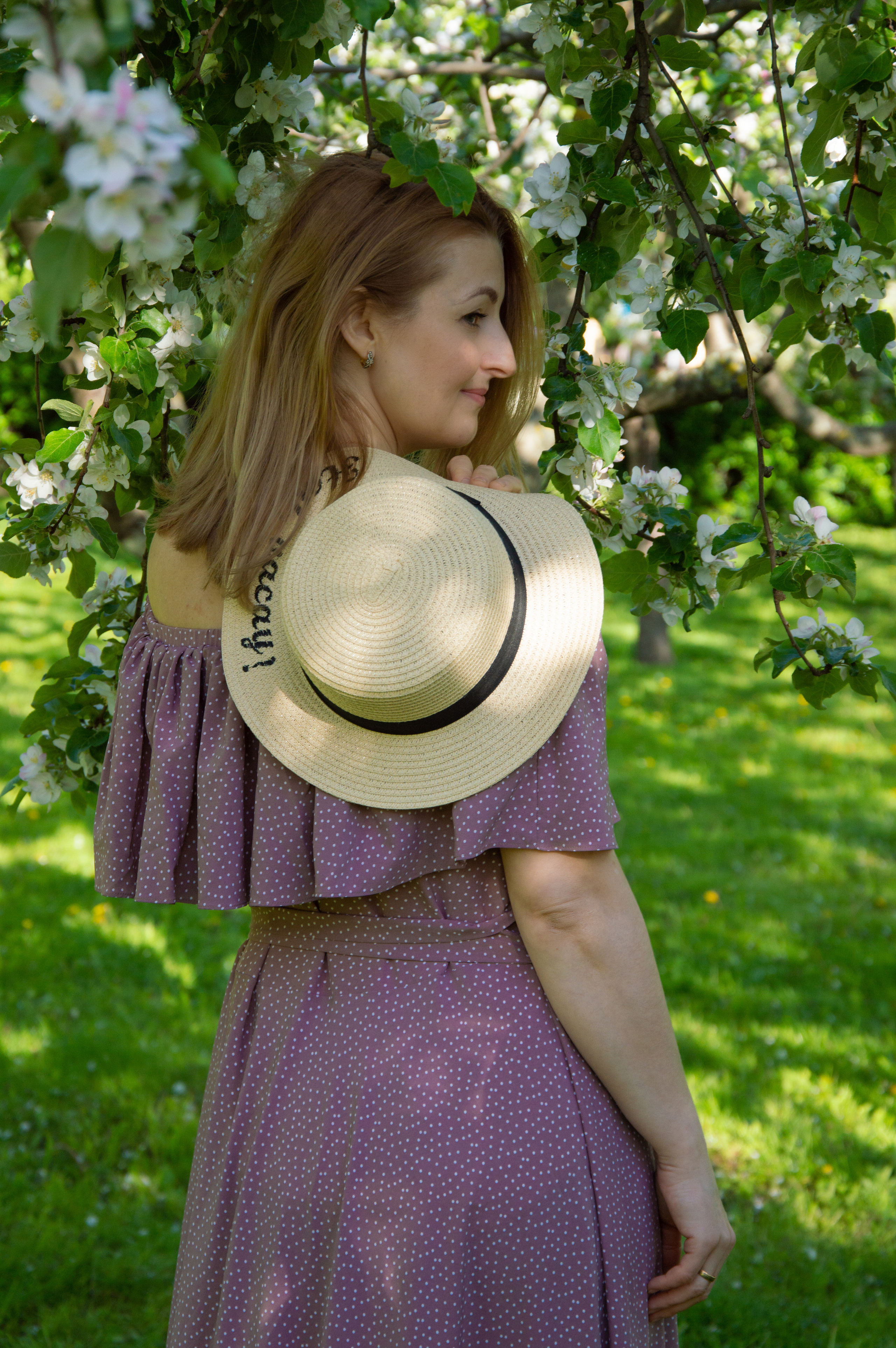 Прогулка в яблоневом саду