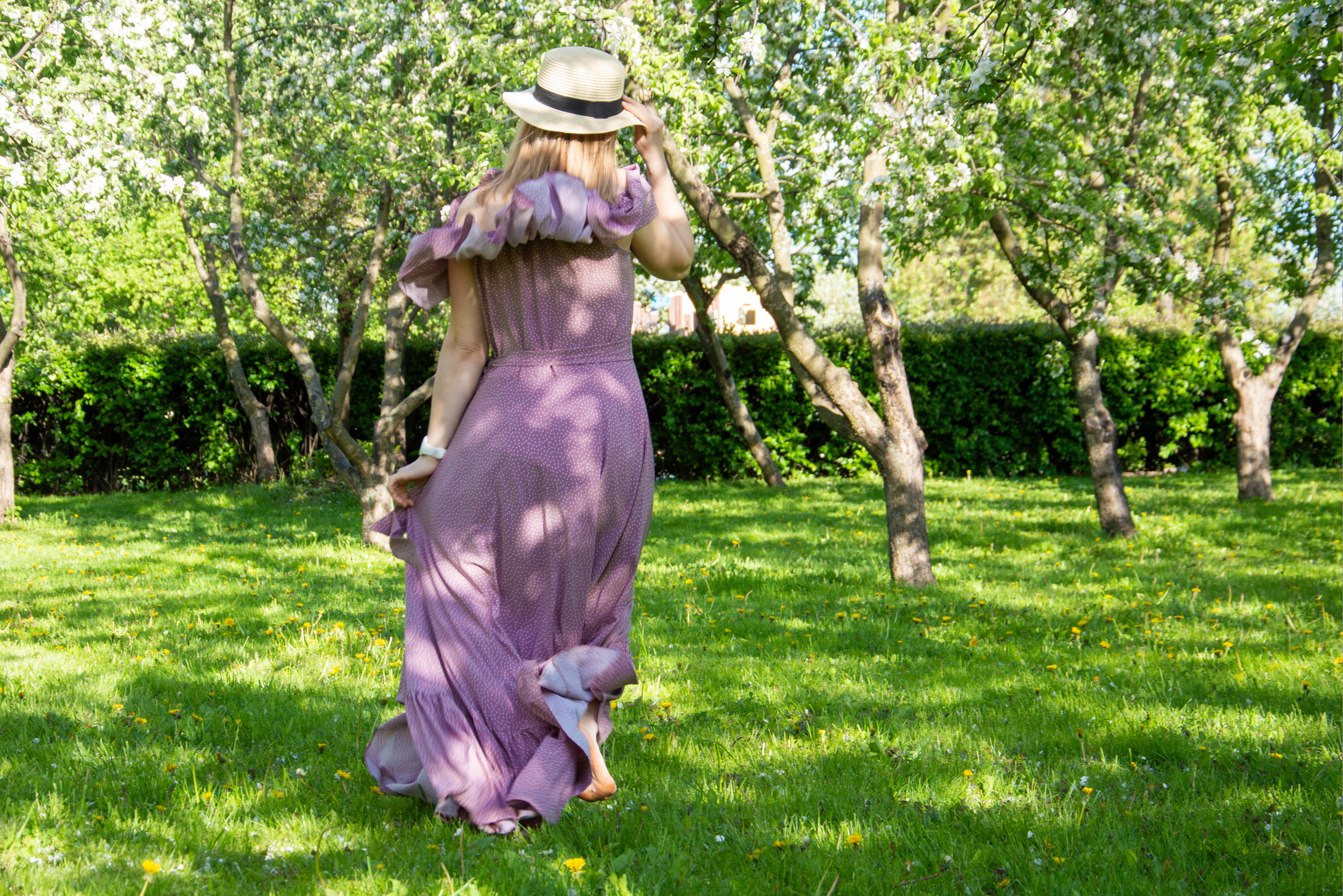 Прогулка в яблоневом саду