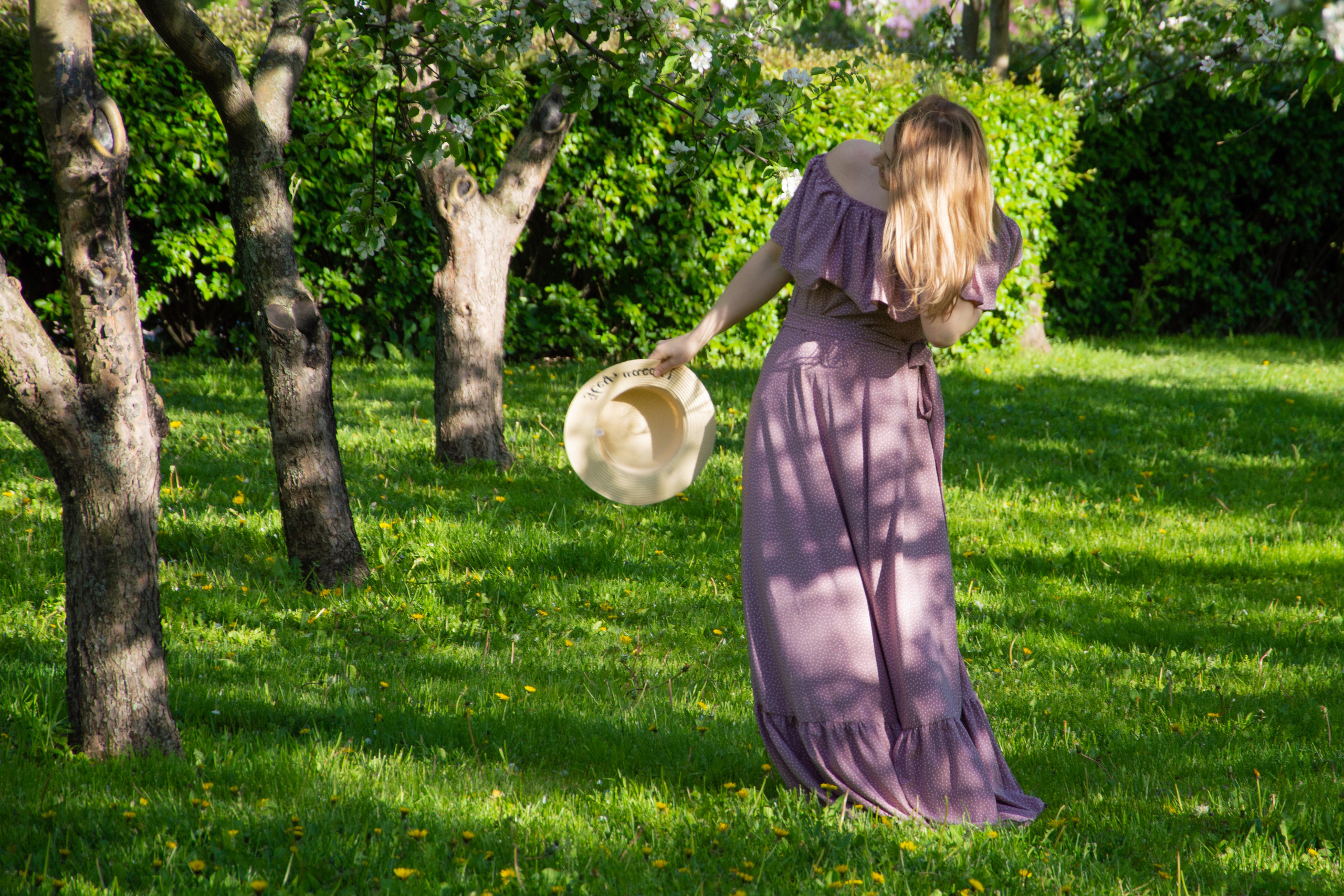 Прогулка в яблоневом саду