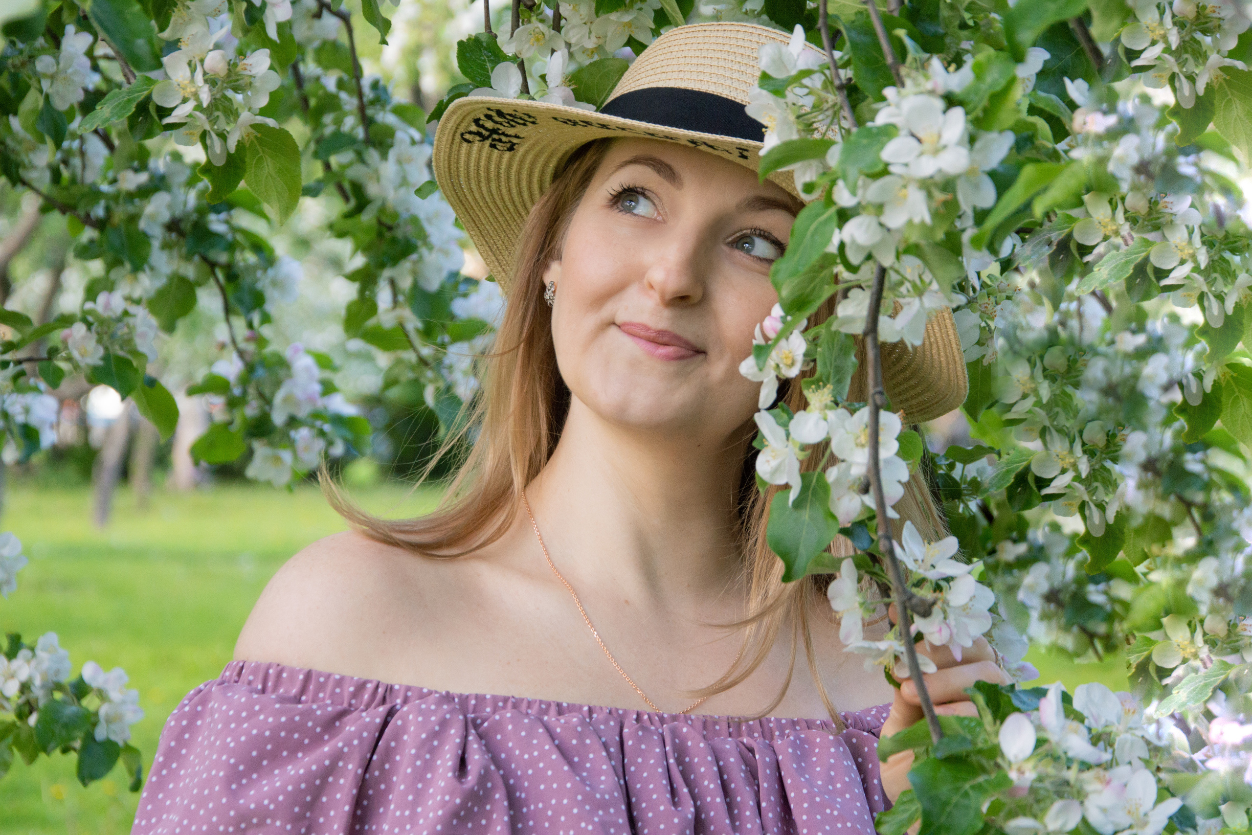 Прогулка в яблоневом саду