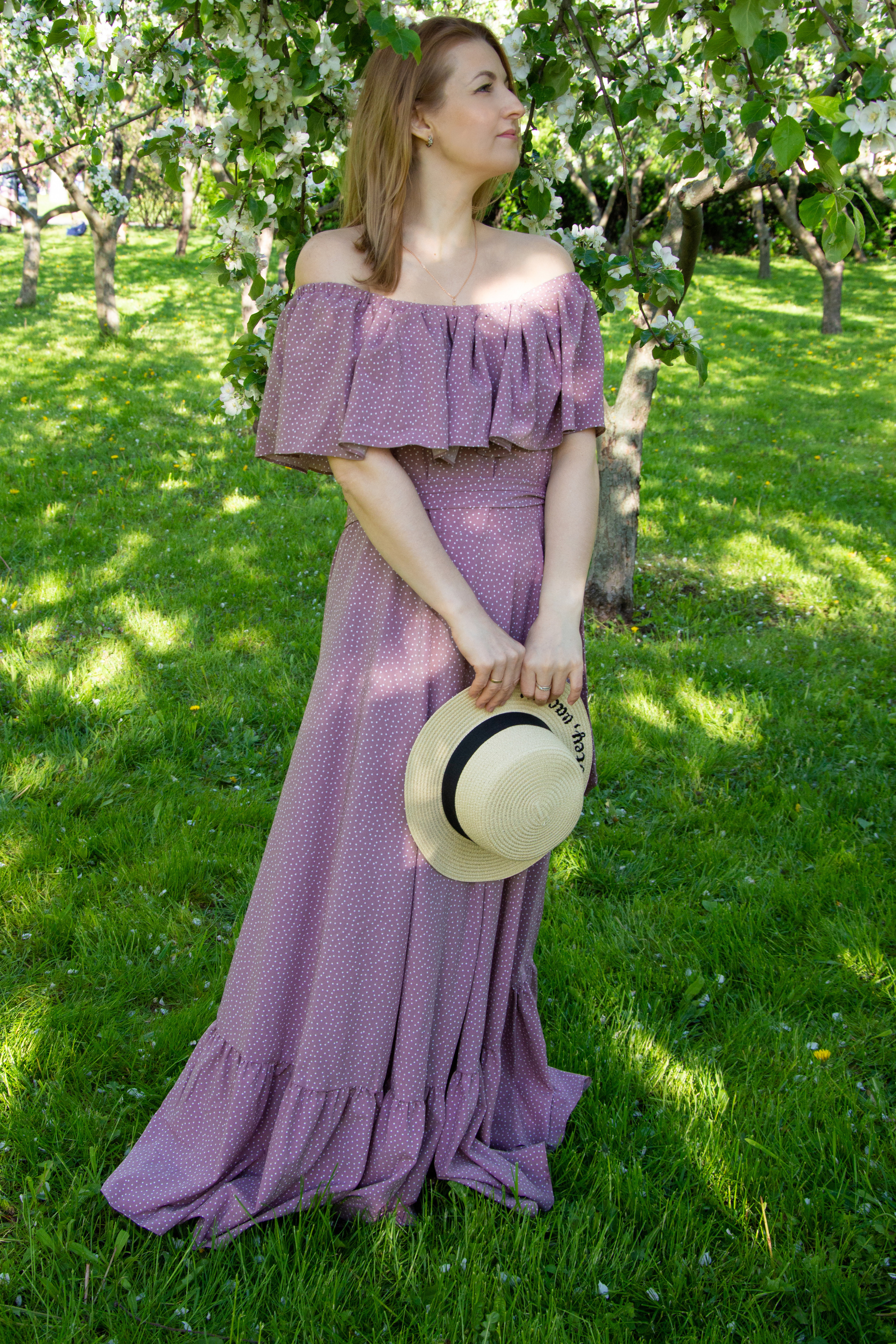 Прогулка в яблоневом саду