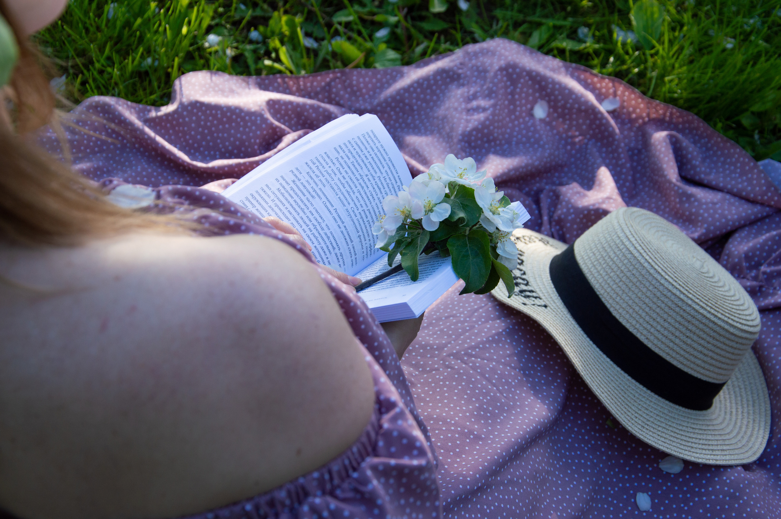 Прогулка в яблоневом саду