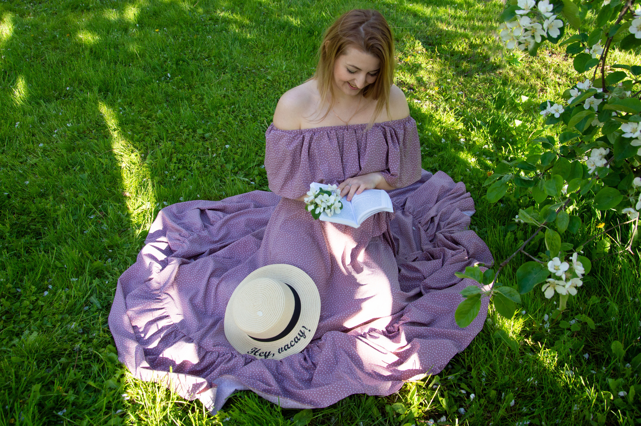 Прогулка в яблоневом саду