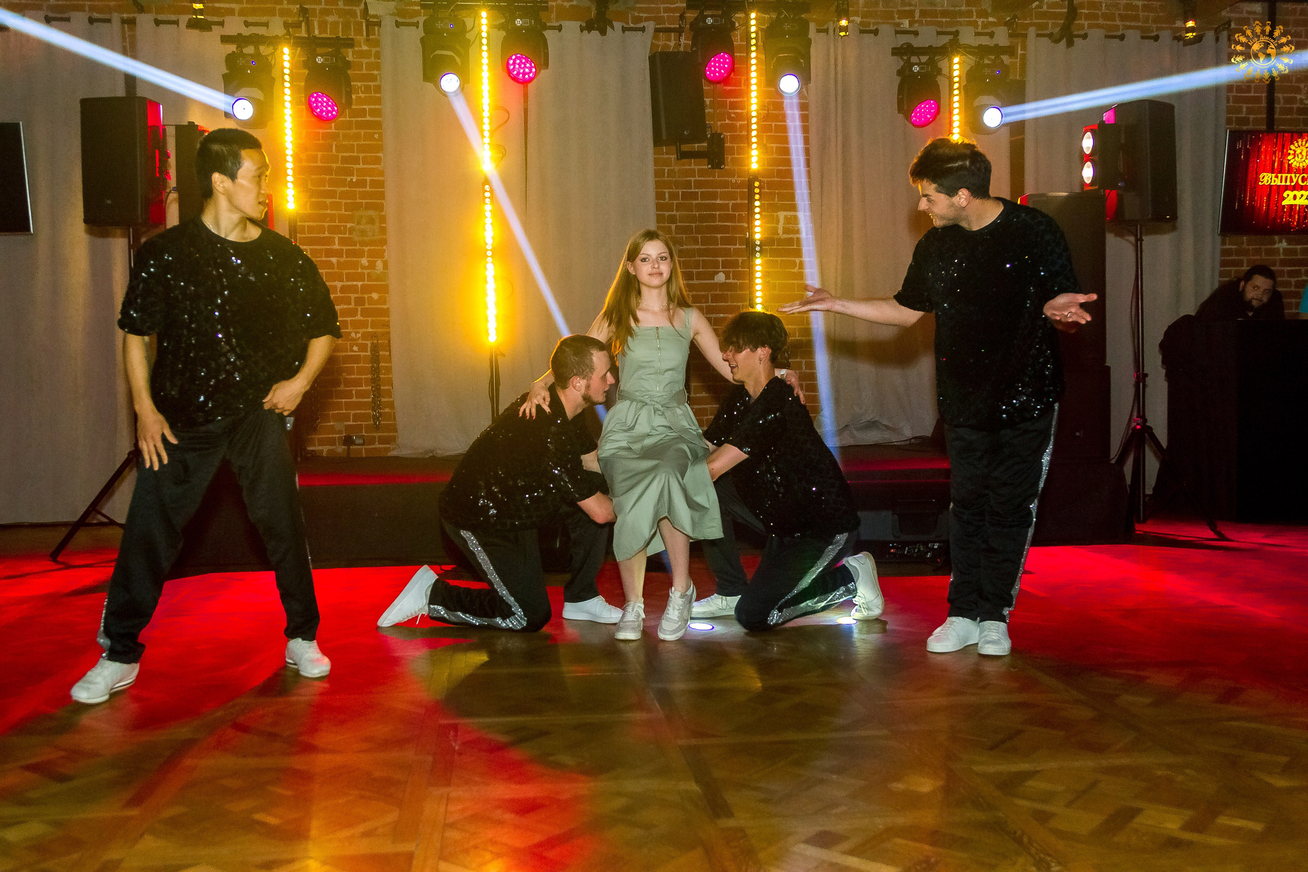 Выпускной 2023 (11-е классы) клуб «Джаггер», Москва. Репортажная съемка в Москве и области. Анималистика