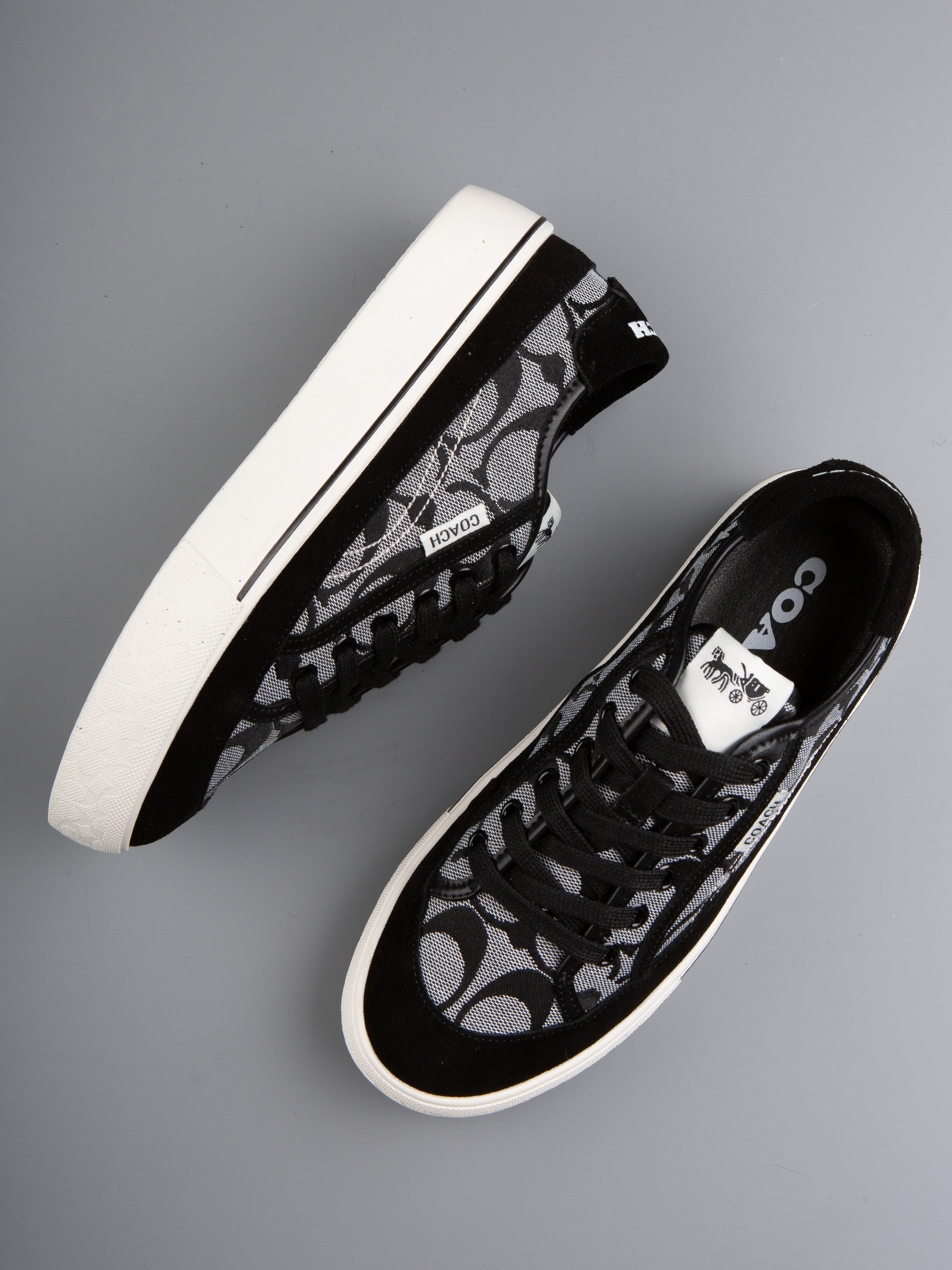 Обувь на цветных фонах. Фотограф Мария Кольцова