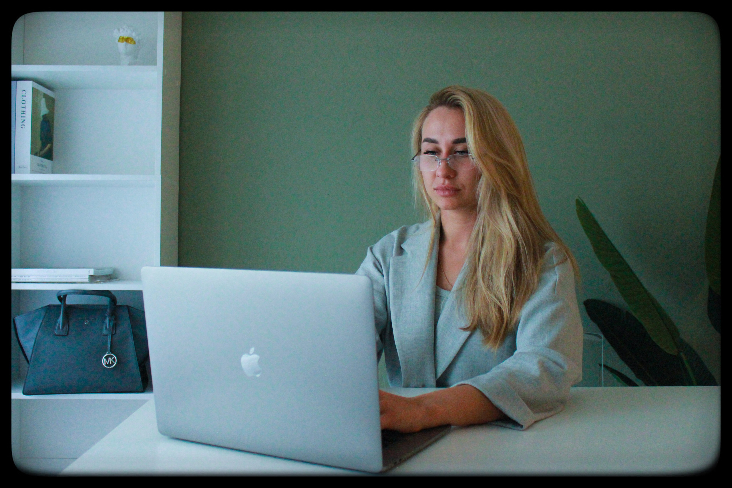 Фотосессия в студии,фото отражения в зеркале.Деловая фотосессия. Мария Чашина. Семейный и детский фотограф г. Москва