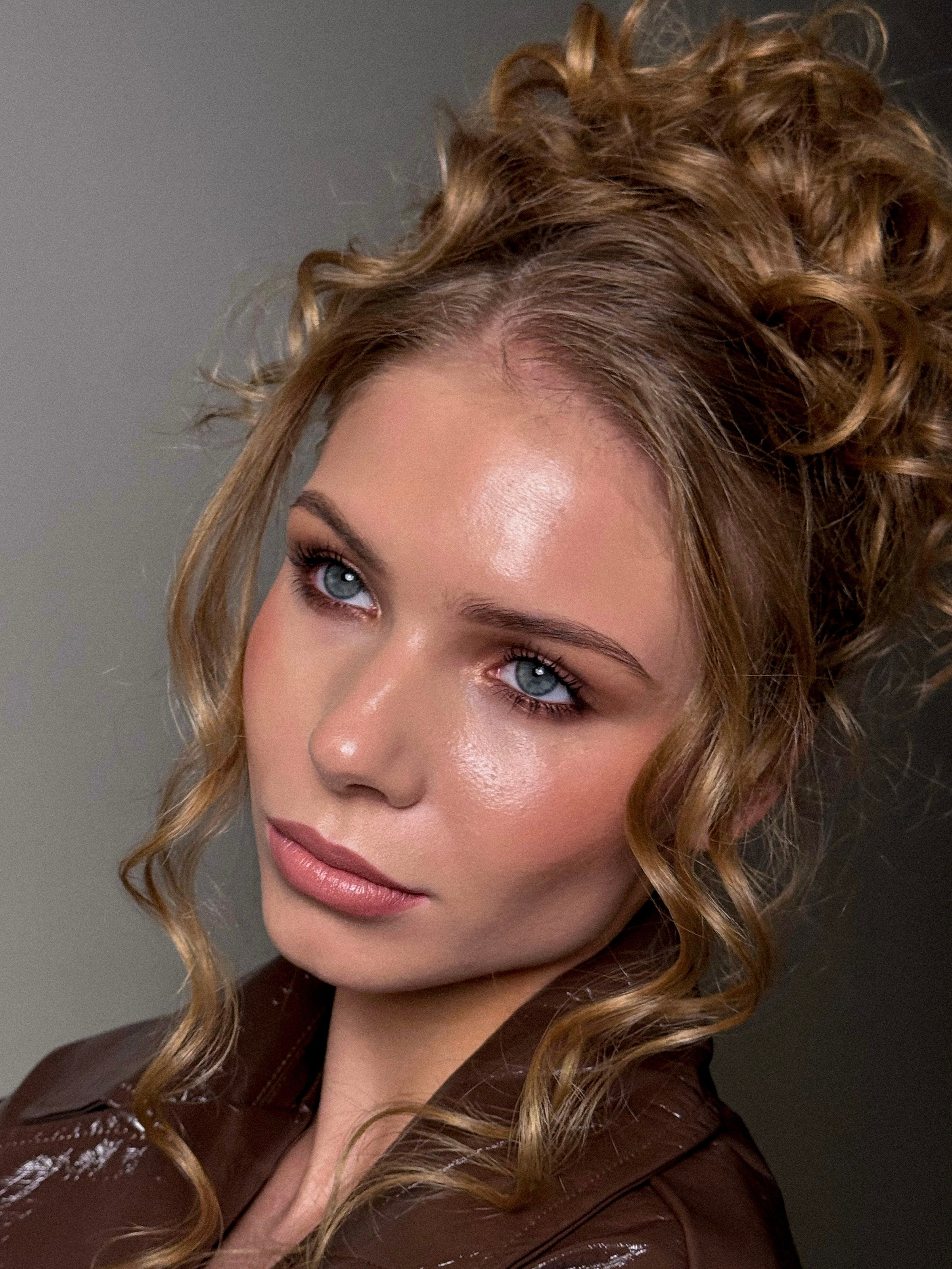 Вечерние образы. Свадебный визажист и стилист по прическам в Москве