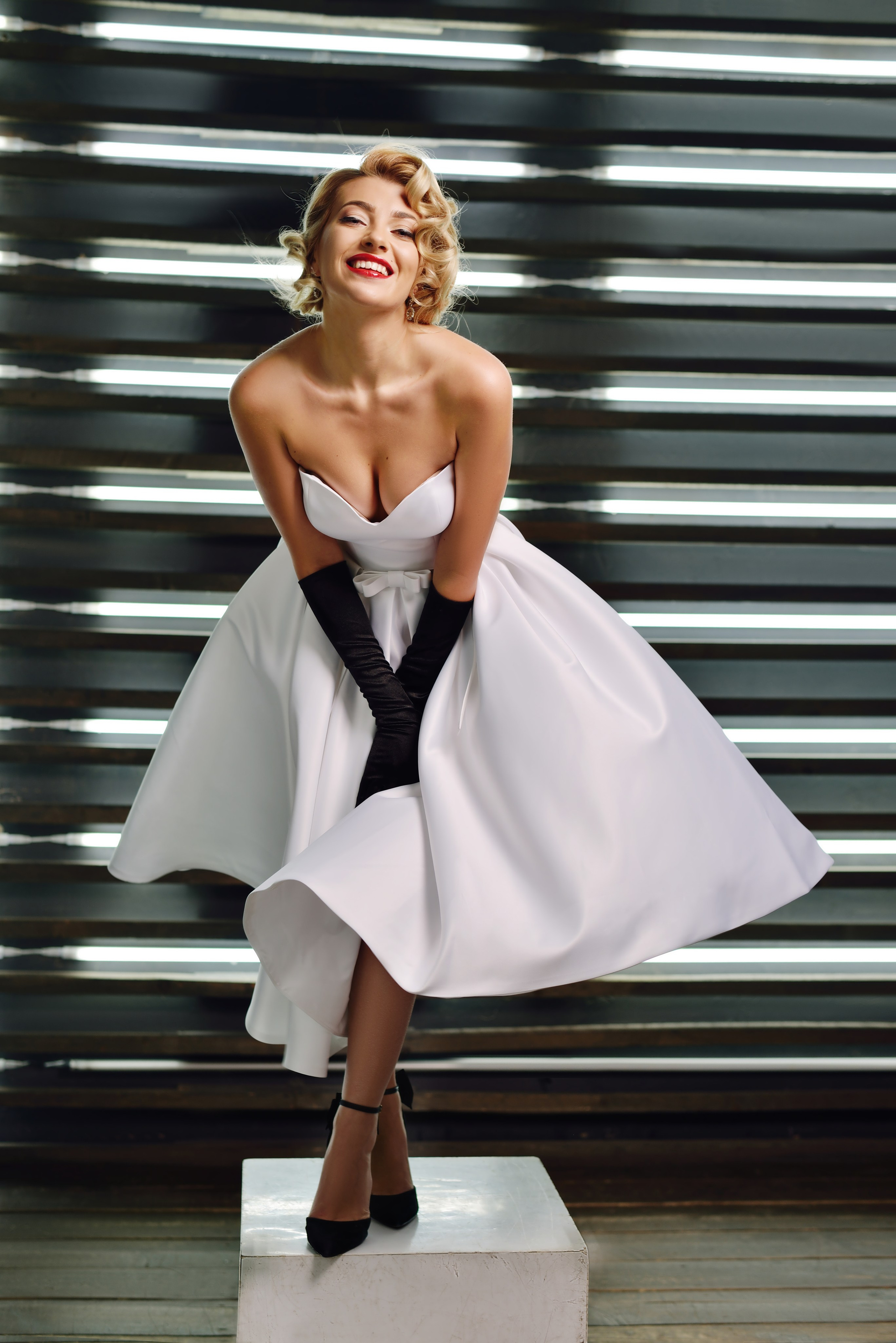 Фотография как кино - образ Мэрилин Монро в белом развевающимся платье.  Фотограф Елена Вакуленчик