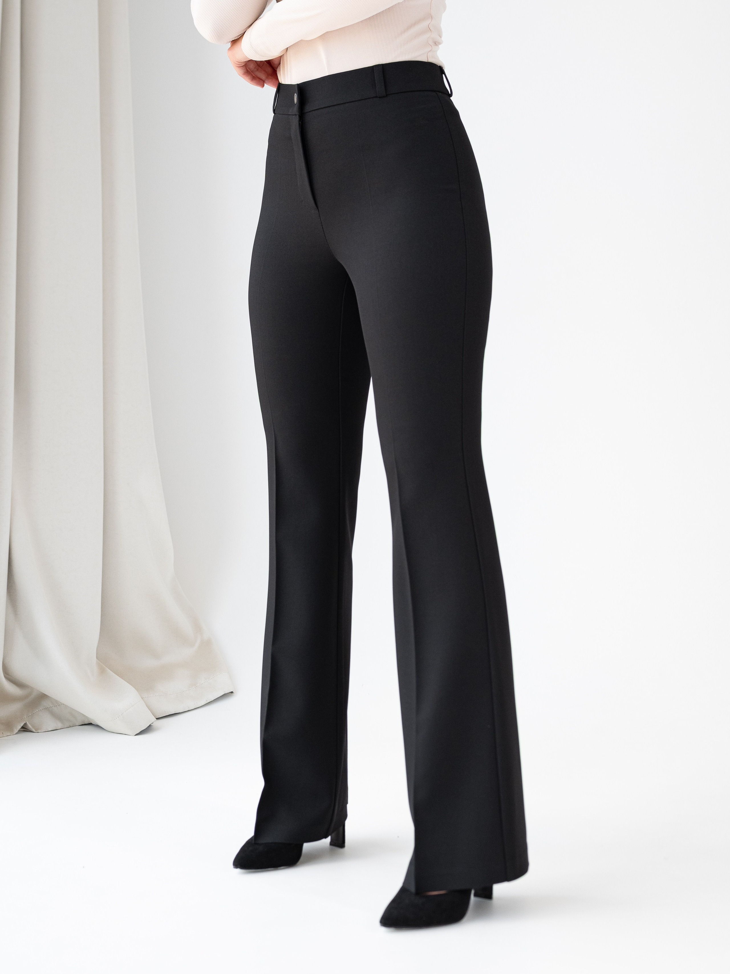 Классические брюки + белый фон+интерьер. Предметный фотограф, фото для маркетплейсов Пятигорск, КМВ