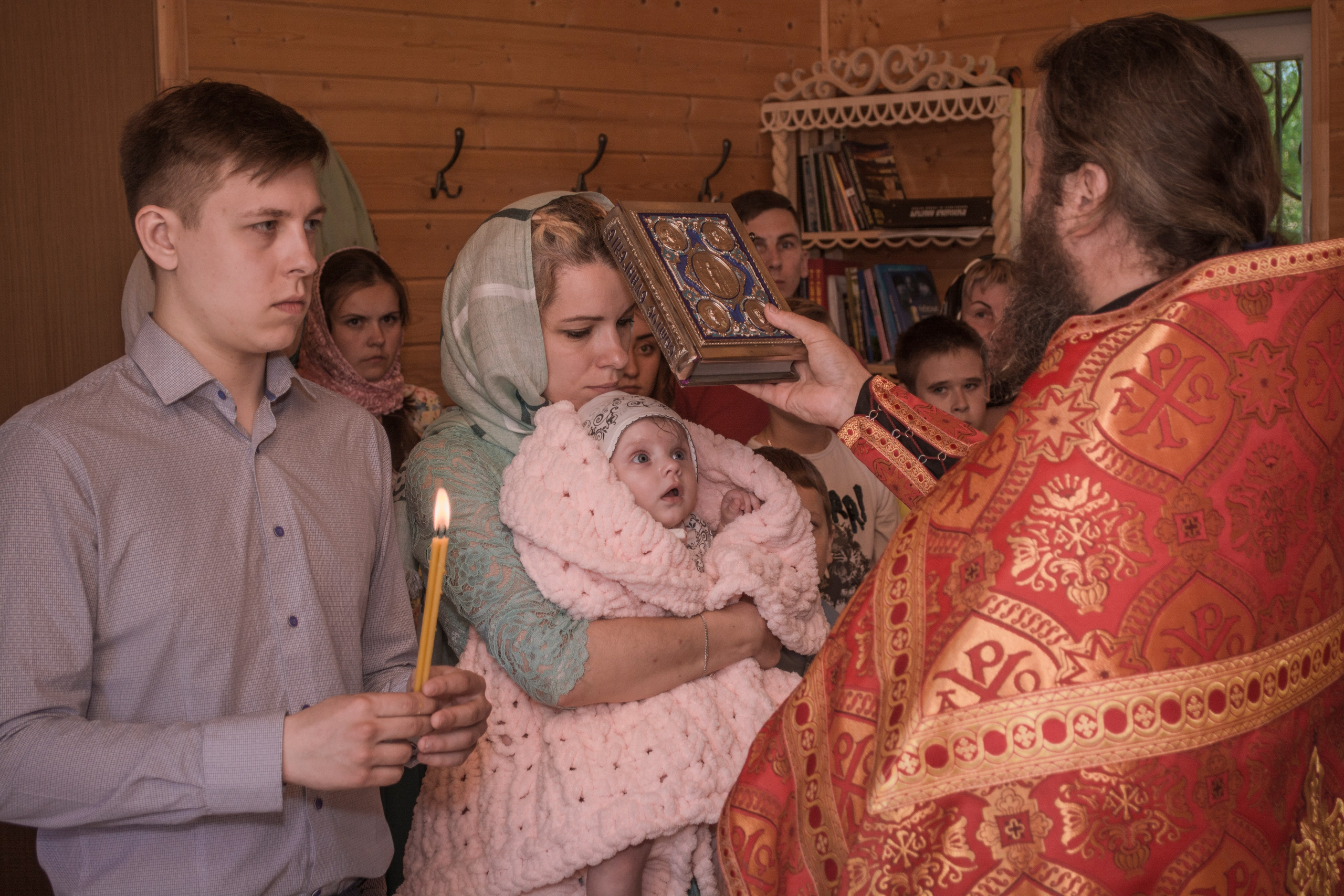 Крещение Василисы в храме Николая Чудотворца в д. Старый погост. Фотограф Евгений Егоров