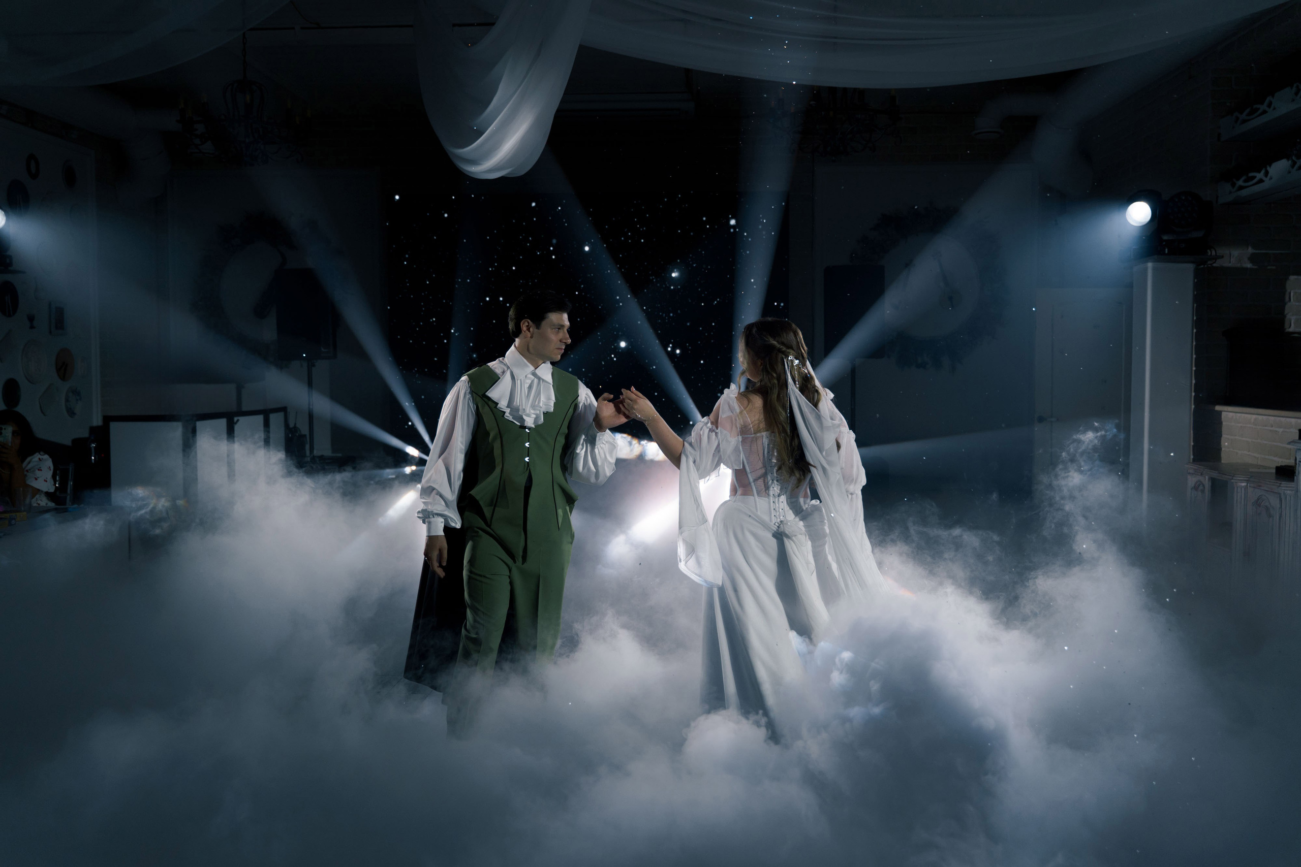 фотосессия свадебного банкета танец невесты и жениха тяжелый дым