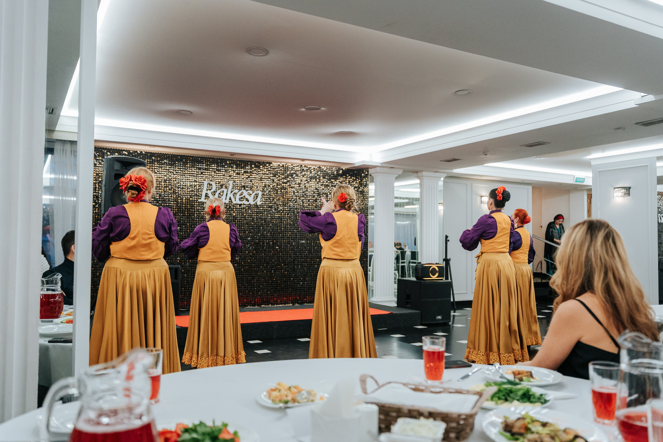 Выступление студии восточных танцев Rakesa в банкетном зале Атмосфера вкуса в Красноярске