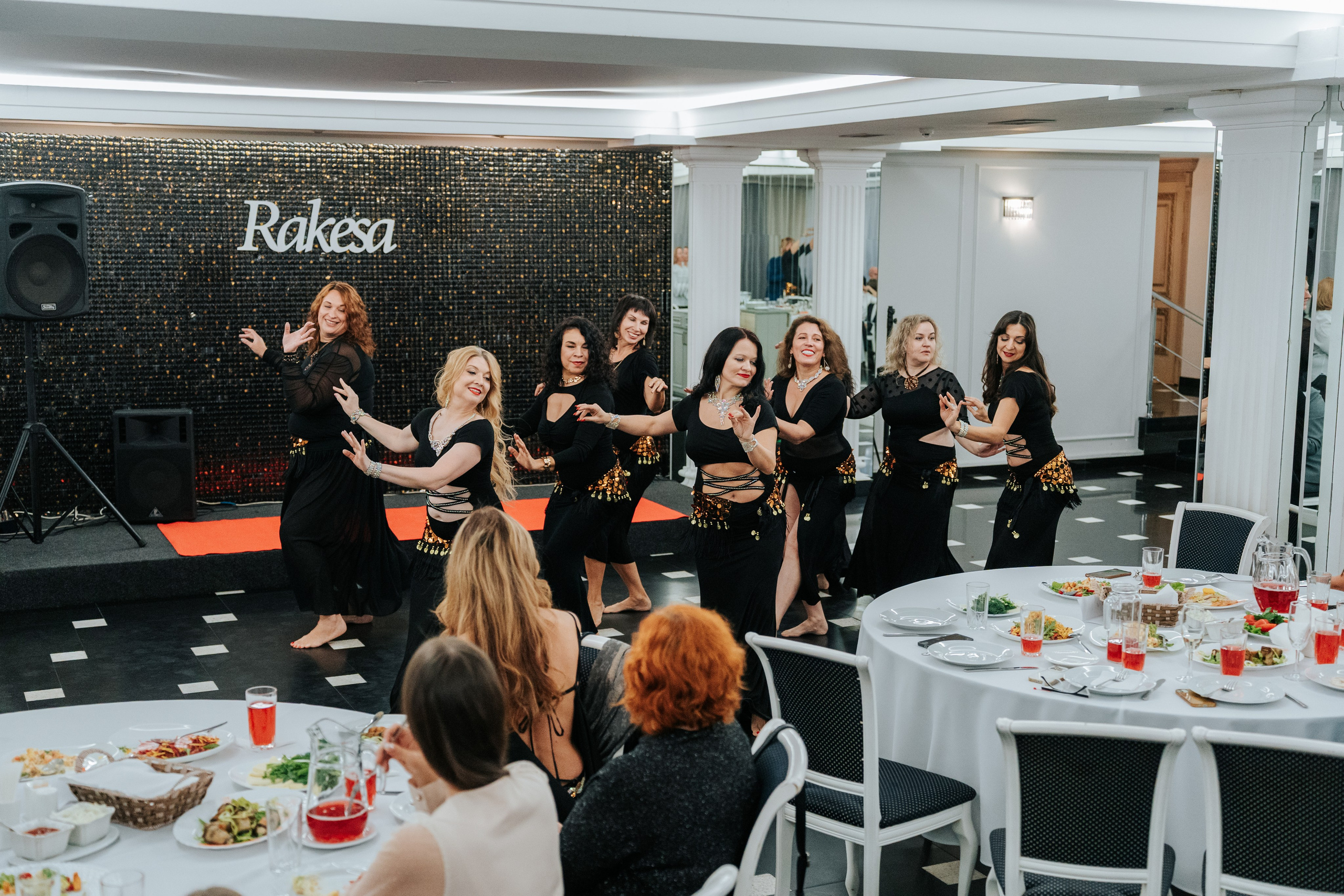 Выступление студии восточных танцев Rakesa в банкетном зале Атмосфера вкуса в Красноярске