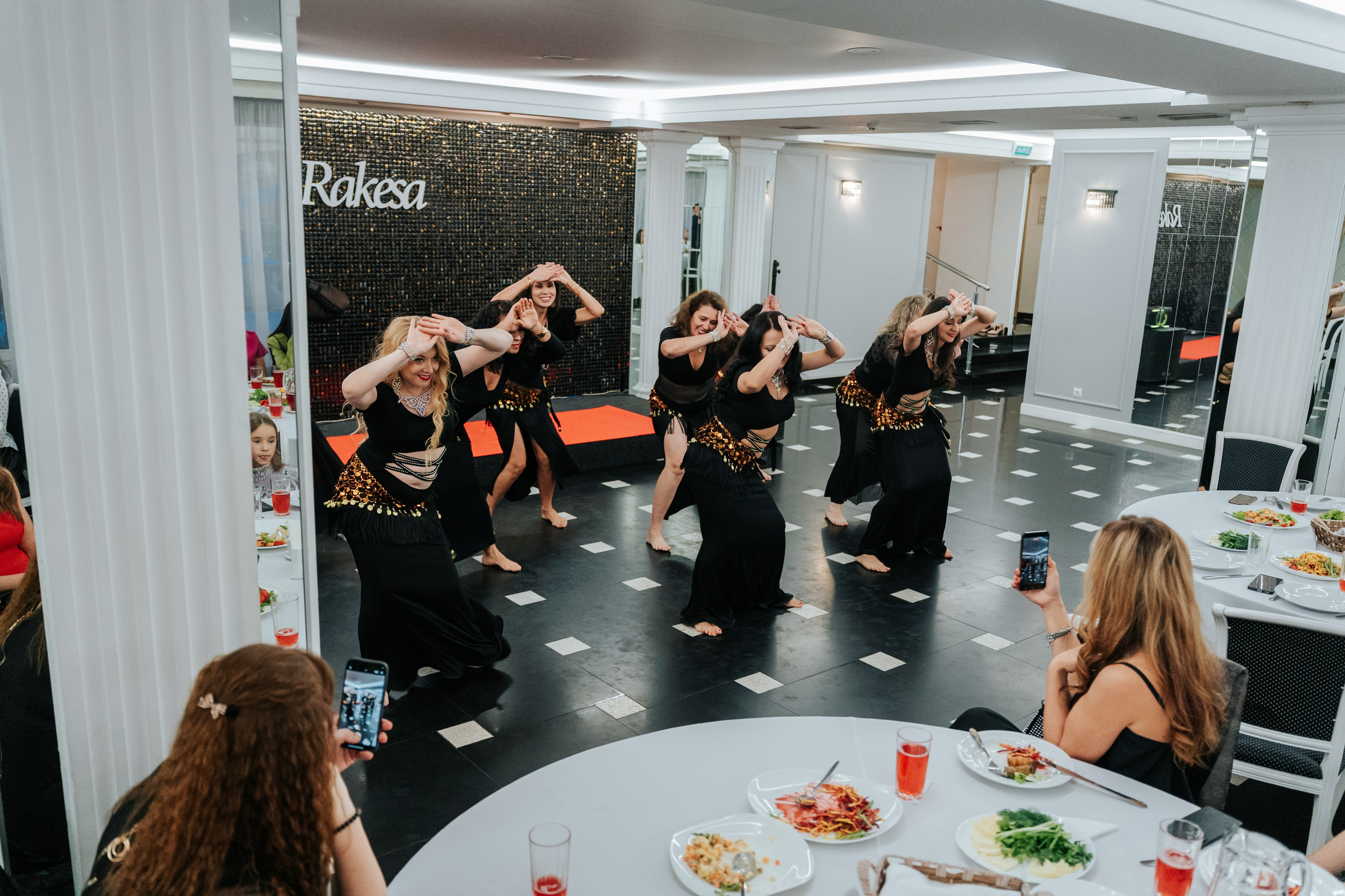Выступление студии восточных танцев Rakesa в банкетном зале Атмосфера вкуса в Красноярске