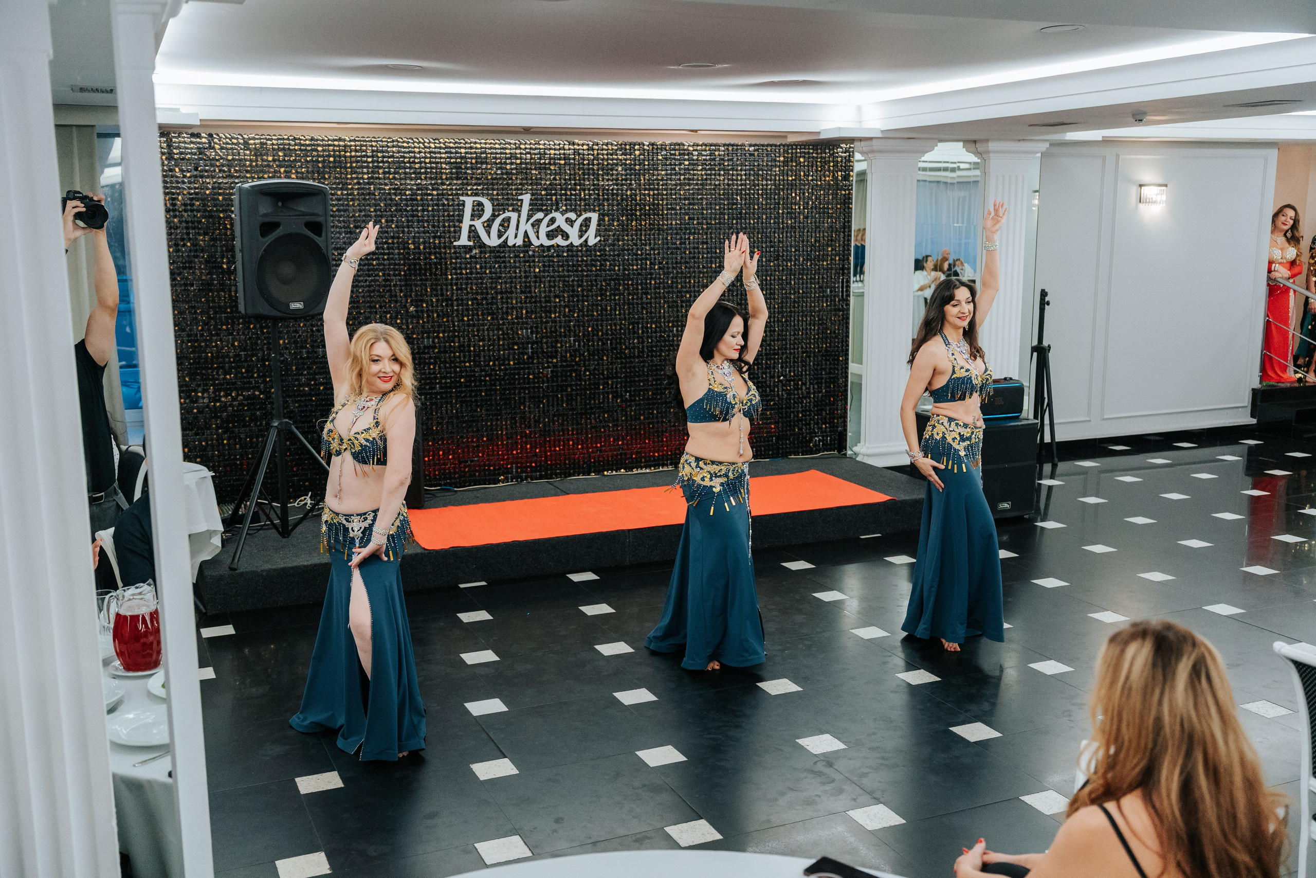 Выступление студии восточных танцев Rakesa в банкетном зале Атмосфера вкуса в Красноярске