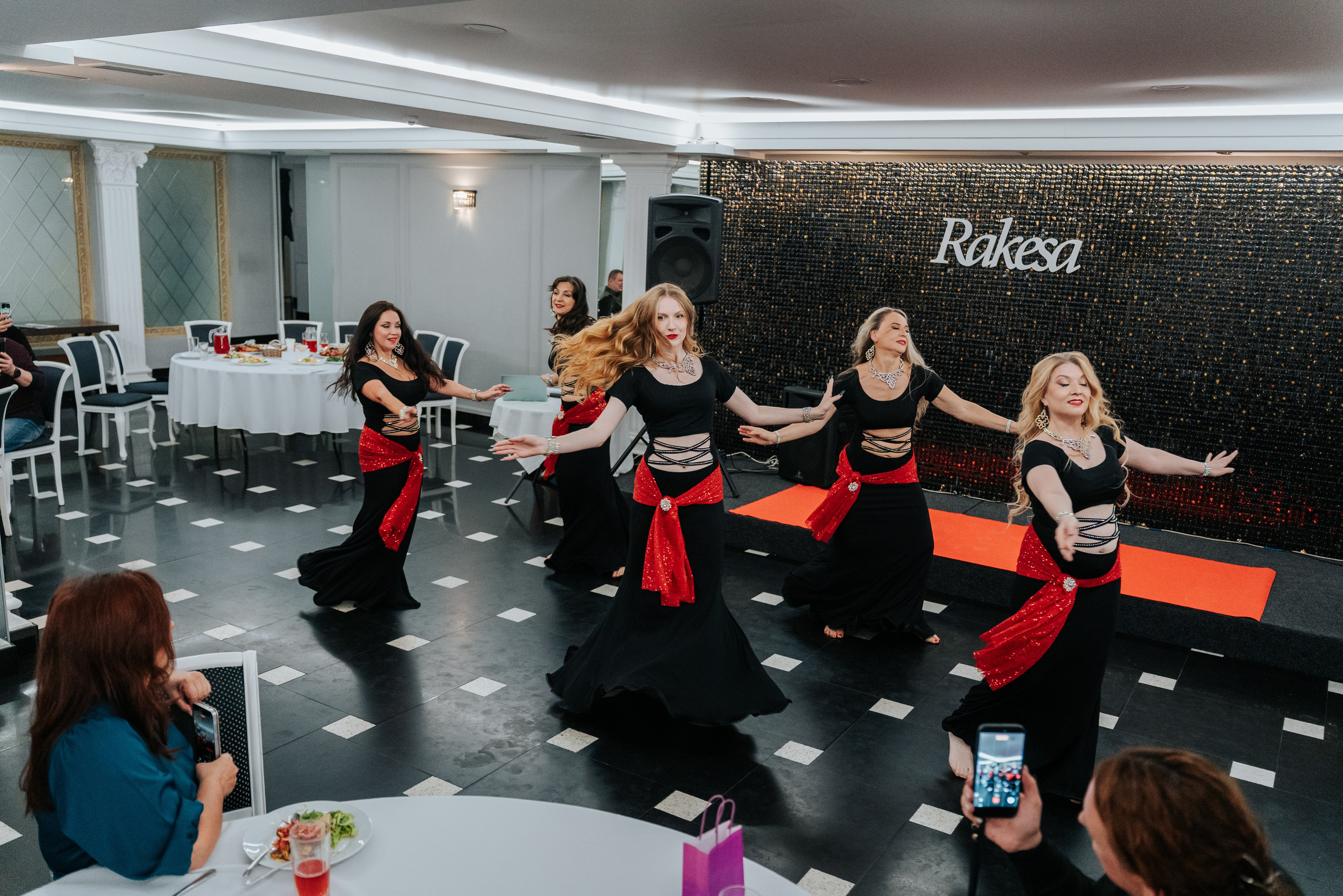 Выступление студии восточных танцев Rakesa в банкетном зале Атмосфера вкуса в Красноярске