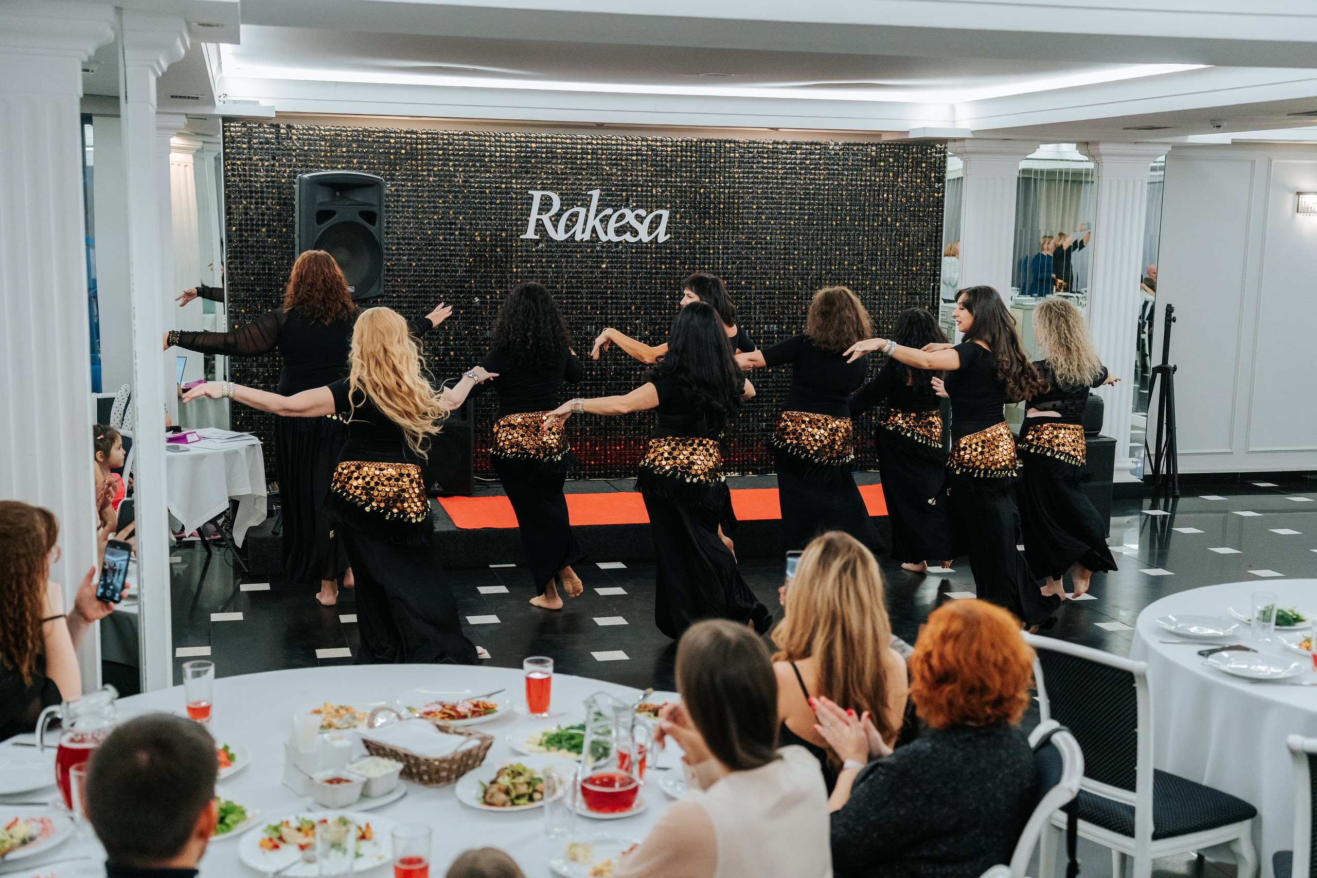 Выступление студии восточных танцев Rakesa в банкетном зале Атмосфера вкуса в Красноярске