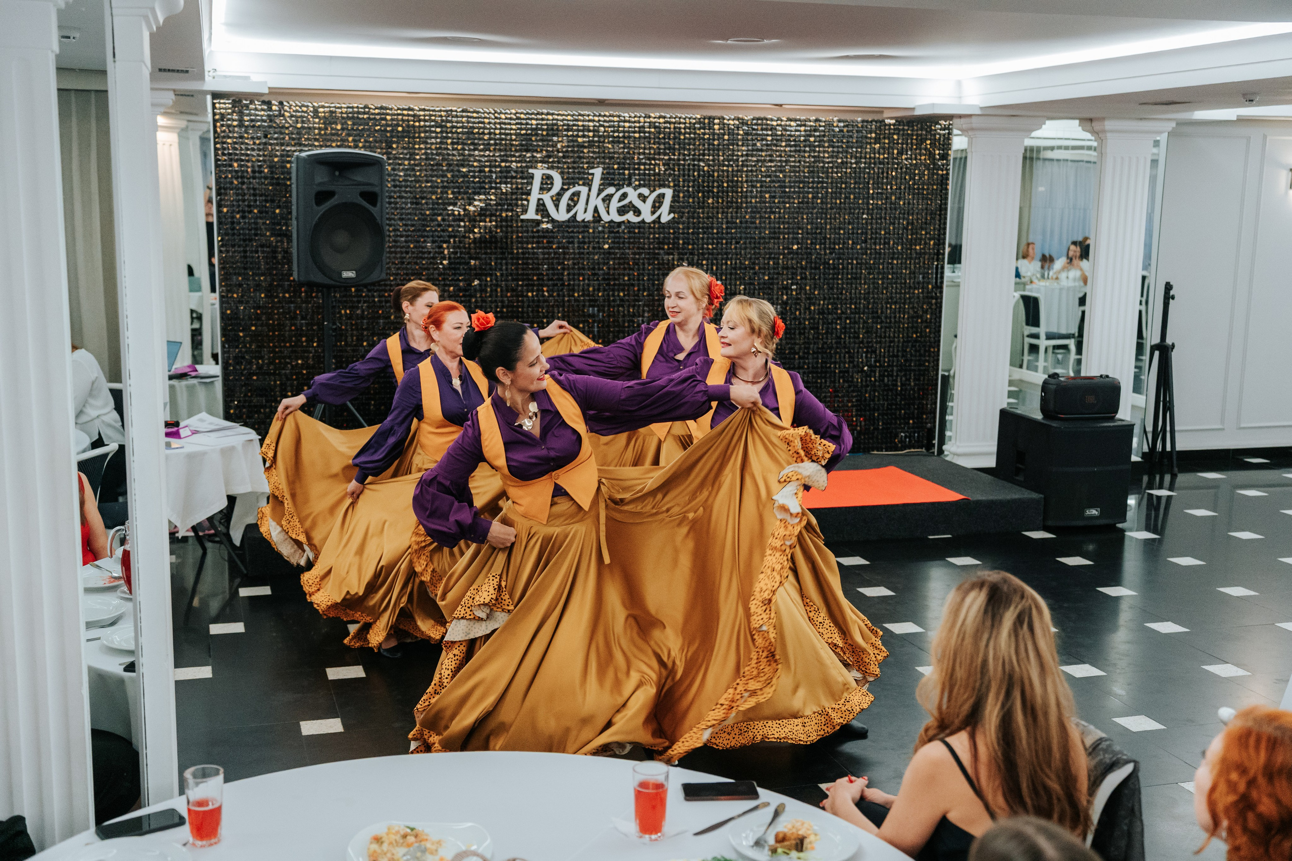 Выступление студии восточных танцев Rakesa в банкетном зале Атмосфера вкуса в Красноярске