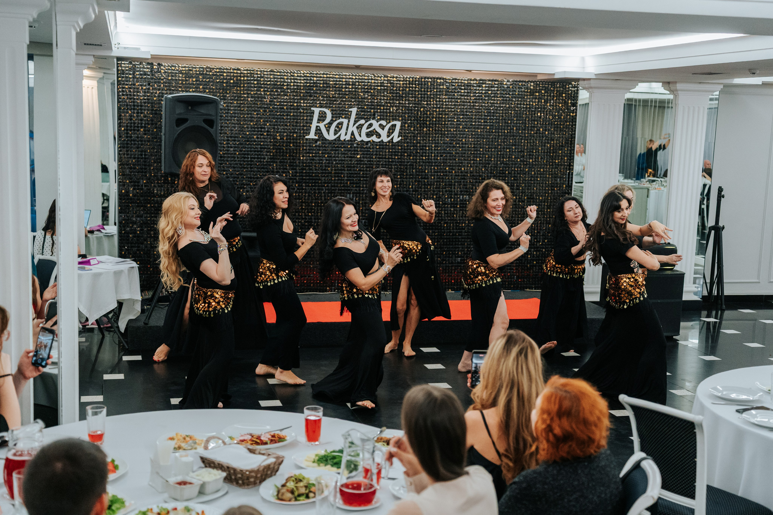 Выступление студии восточных танцев Rakesa в банкетном зале Атмосфера вкуса в Красноярске