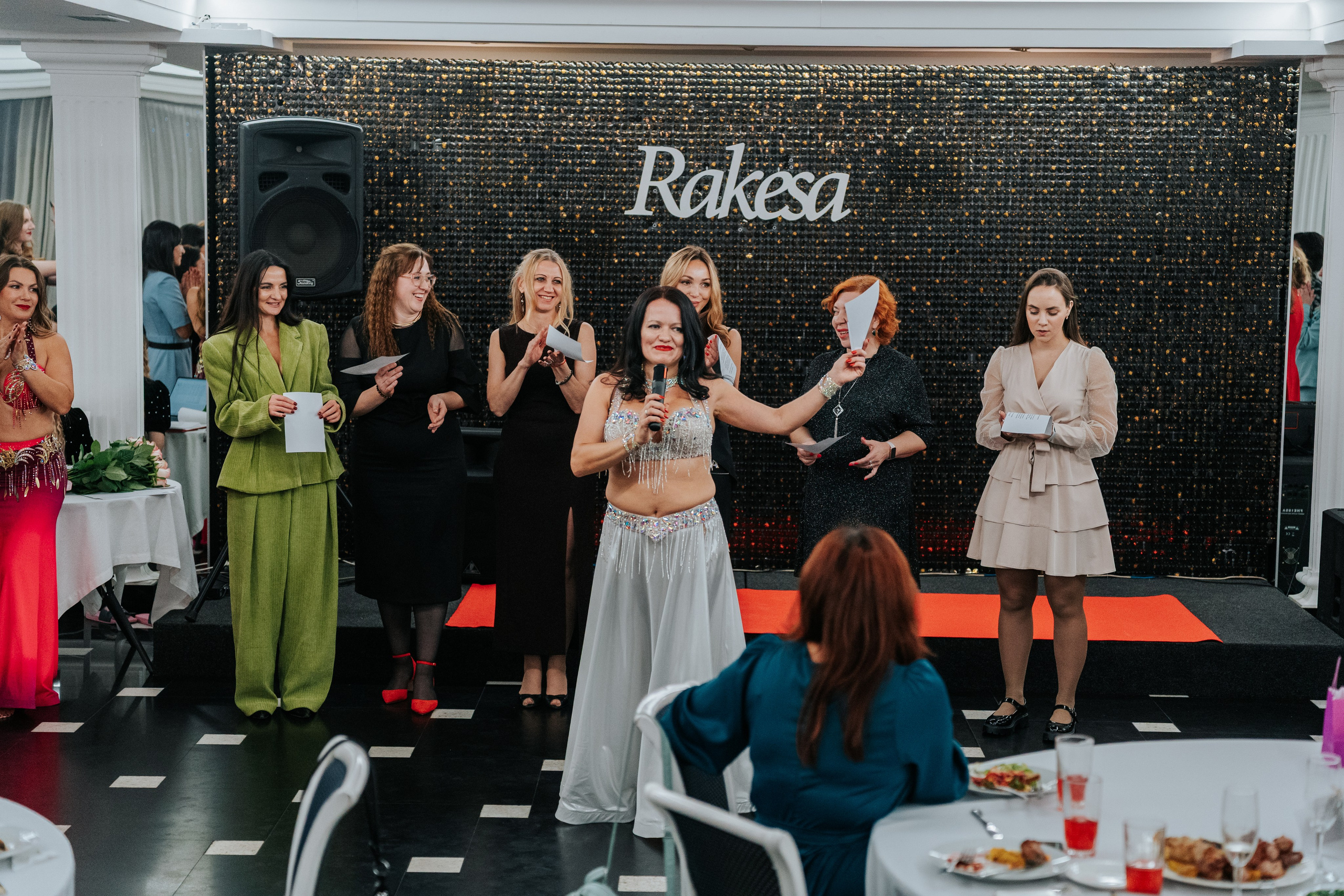 Выступление студии восточных танцев Rakesa в банкетном зале Атмосфера вкуса в Красноярске