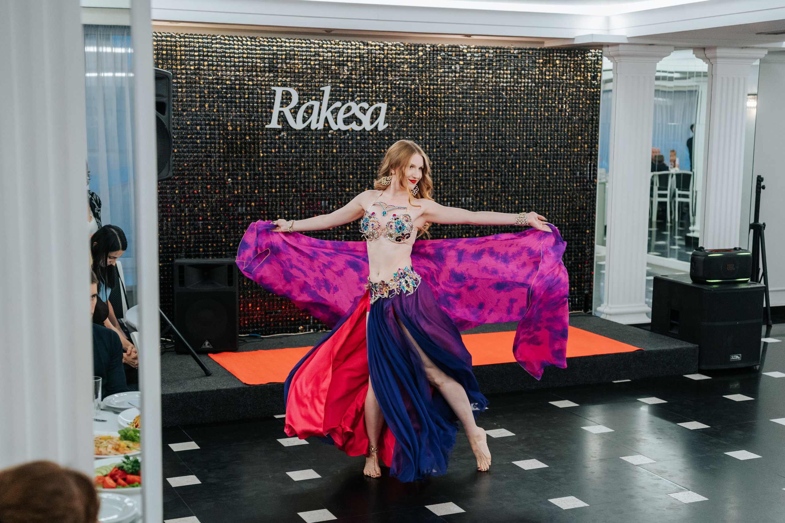 Выступление студии восточных танцев Rakesa в банкетном зале Атмосфера вкуса в Красноярске