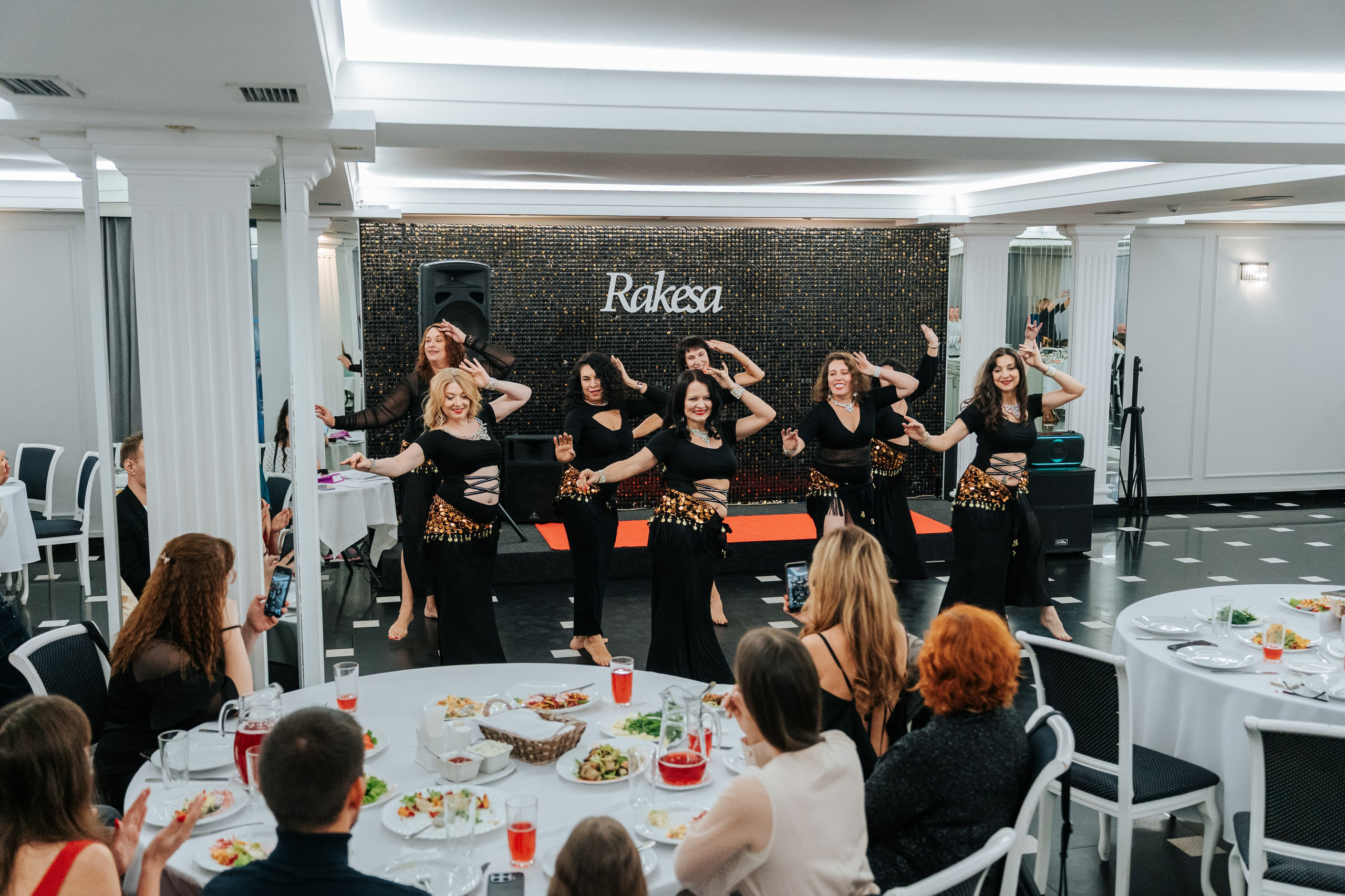 Выступление студии восточных танцев Rakesa в банкетном зале Атмосфера вкуса в Красноярске