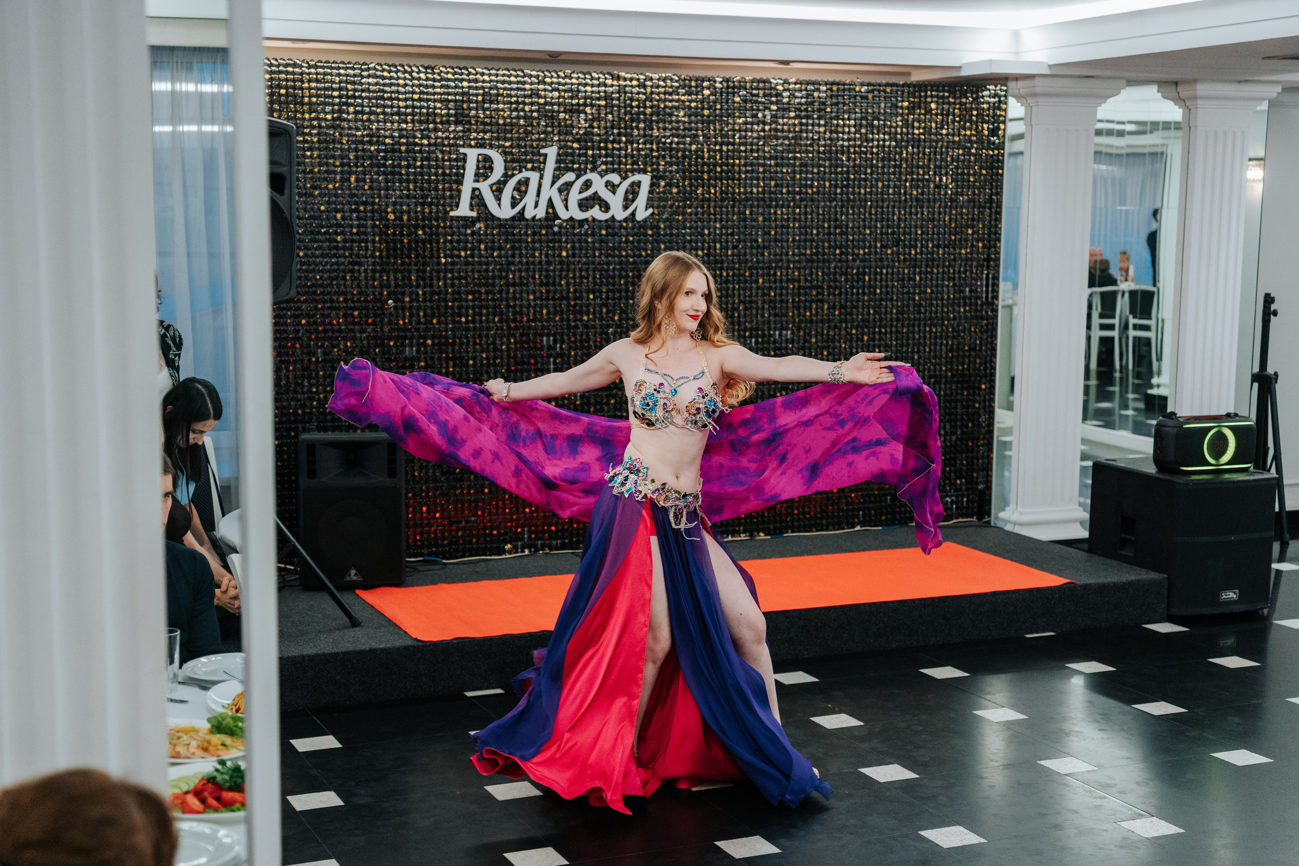 Выступление студии восточных танцев Rakesa в банкетном зале Атмосфера вкуса в Красноярске