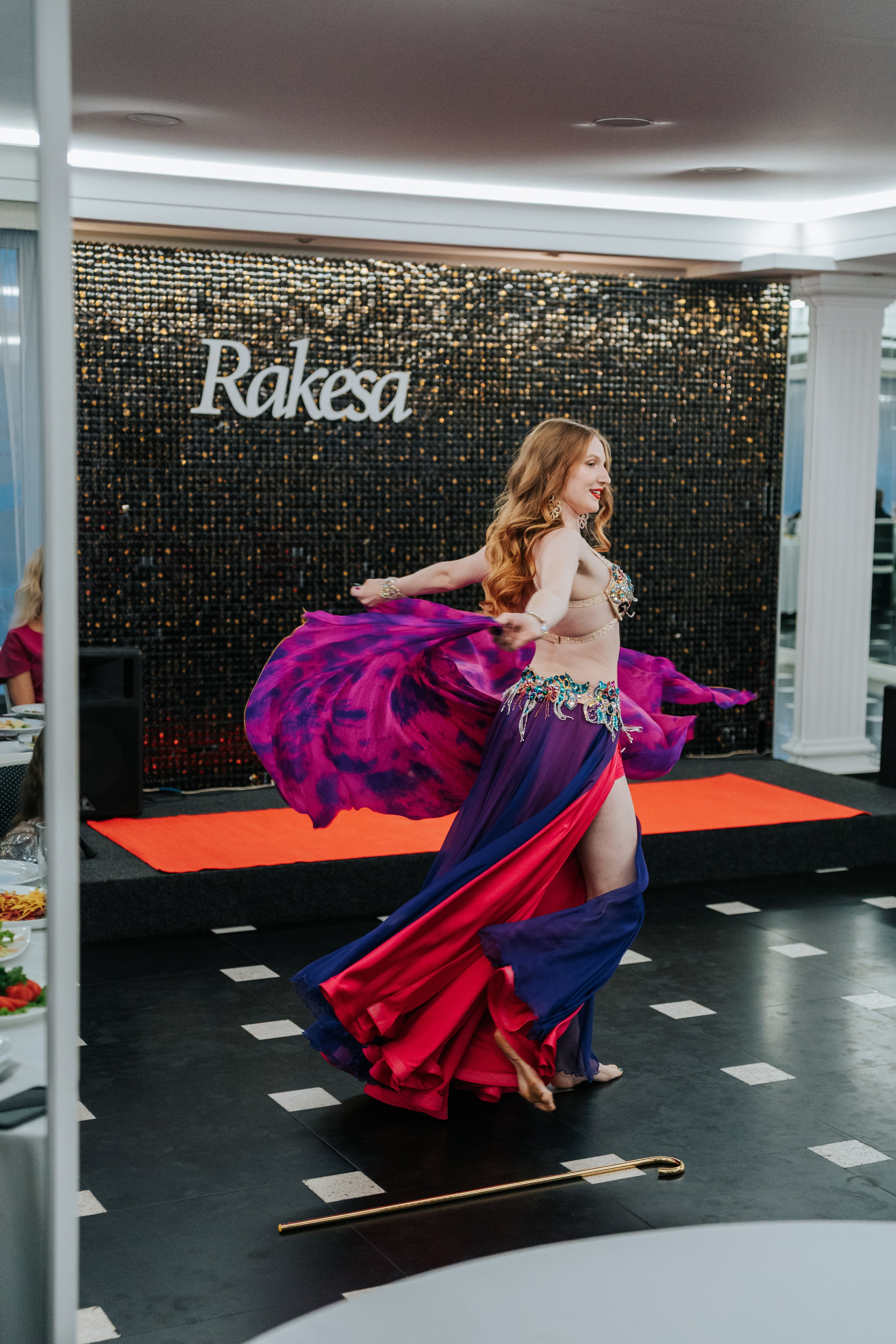 Выступление студии восточных танцев Rakesa в банкетном зале Атмосфера вкуса в Красноярске