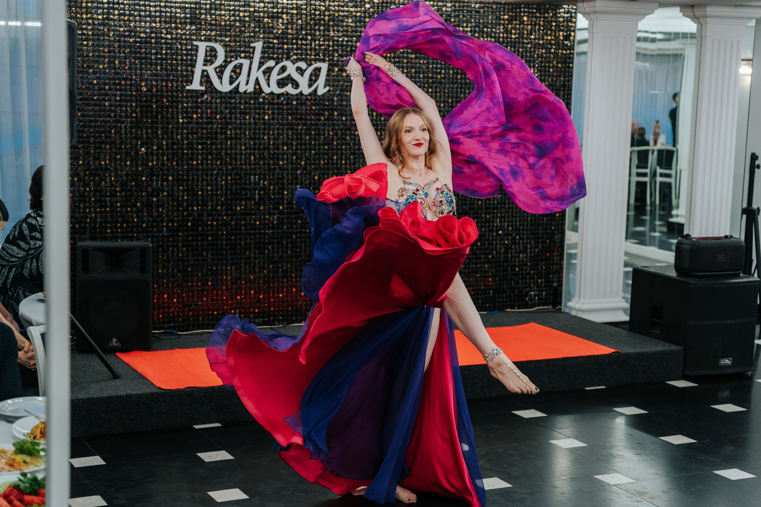 Выступление студии восточных танцев Rakesa в банкетном зале Атмосфера вкуса в Красноярске