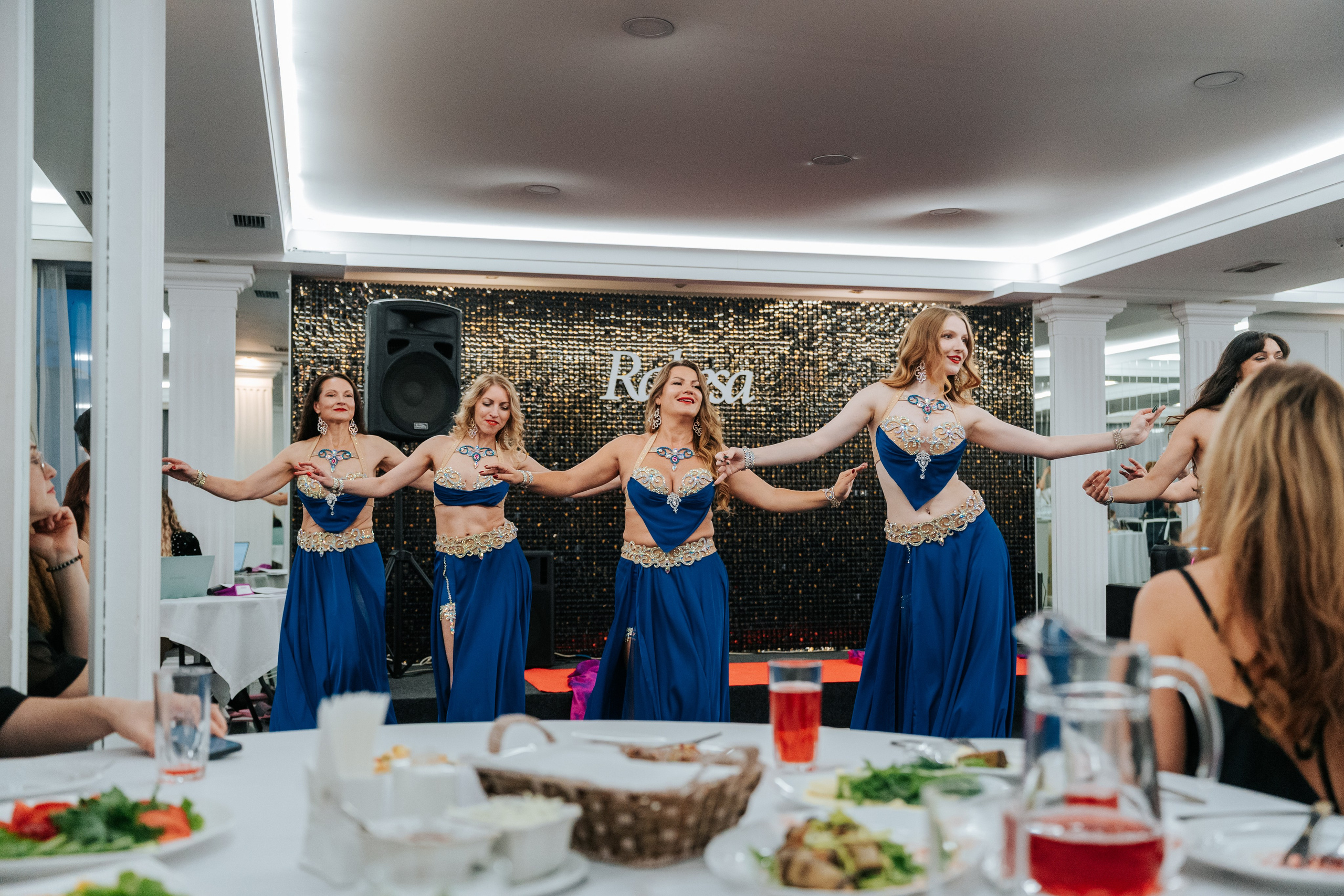 Выступление студии восточных танцев Rakesa в банкетном зале Атмосфера вкуса в Красноярске