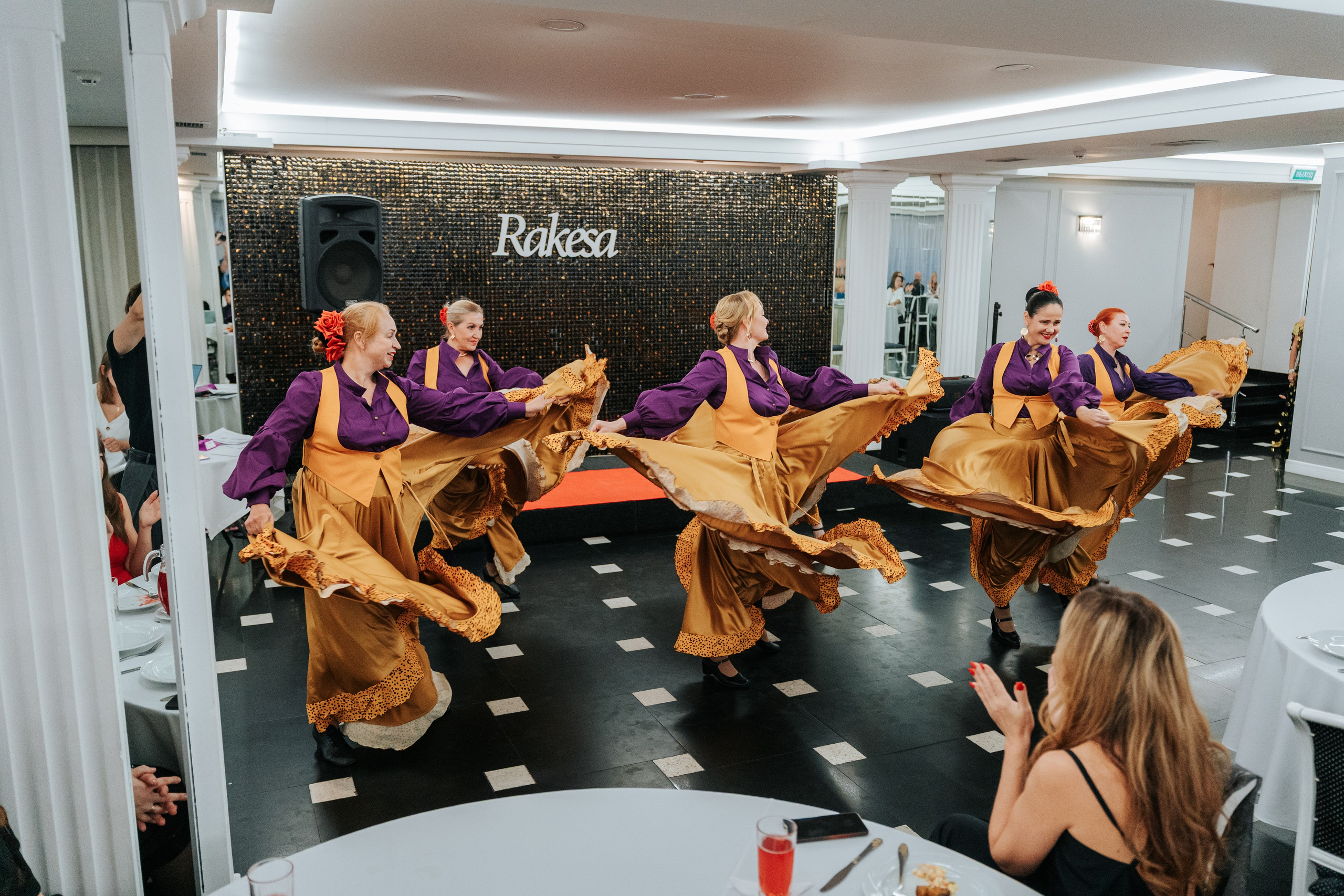 Выступление студии восточных танцев Rakesa в банкетном зале Атмосфера вкуса в Красноярске