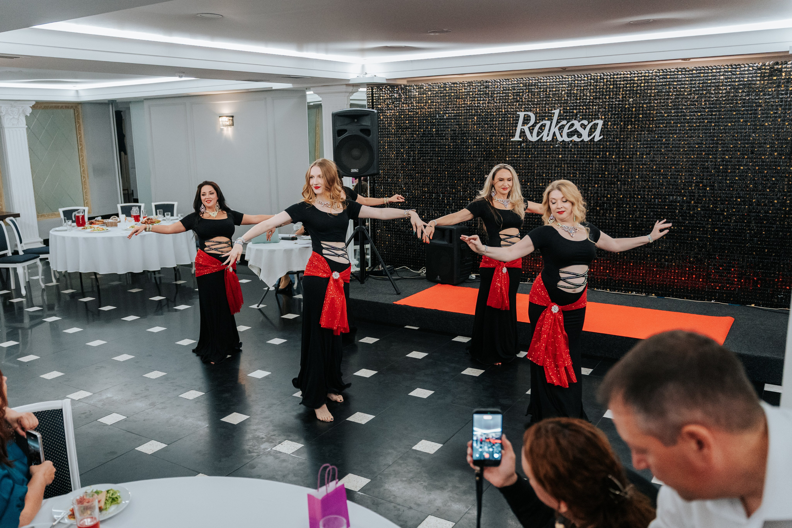Выступление студии восточных танцев Rakesa в банкетном зале Атмосфера вкуса в Красноярске