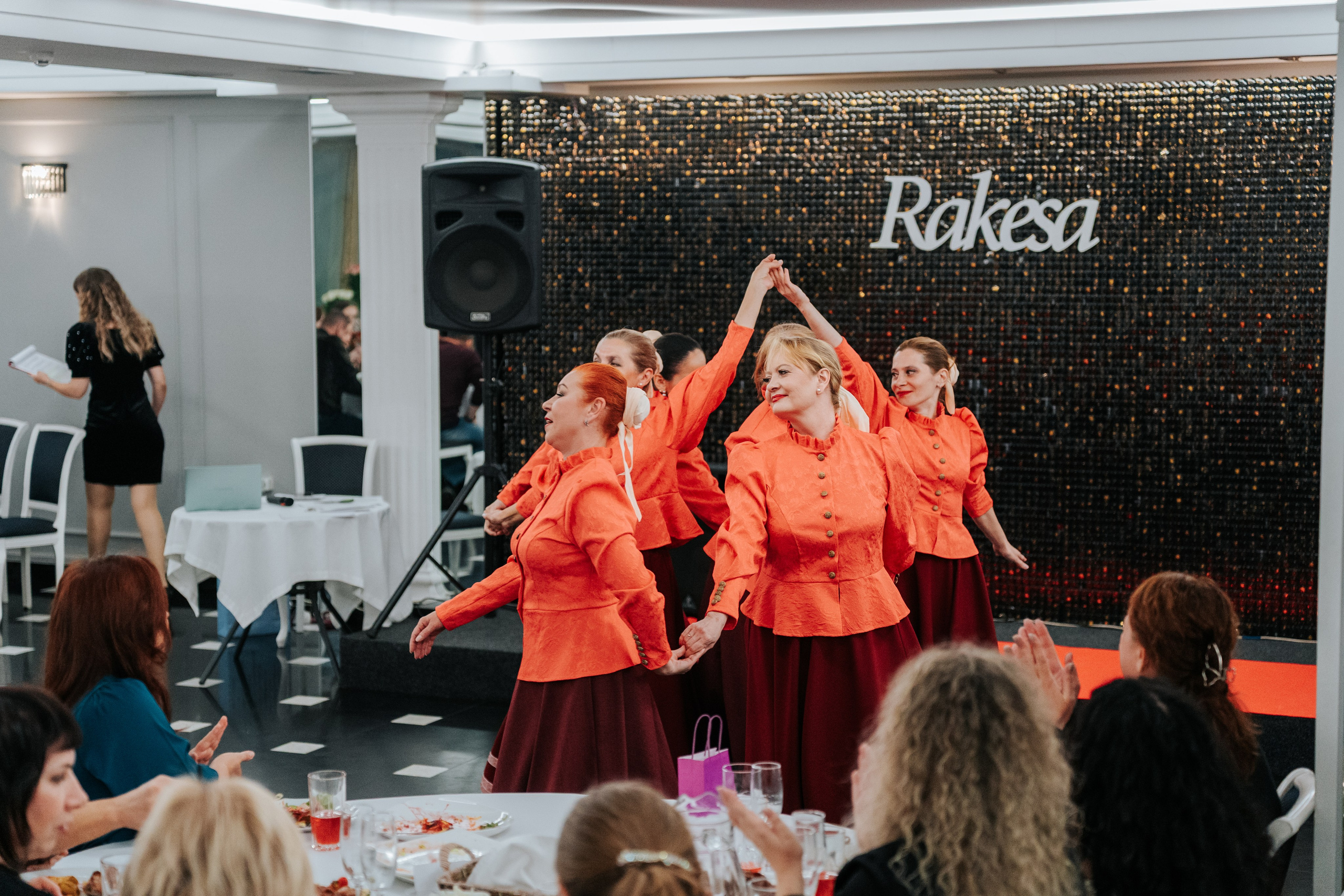 Выступление студии восточных танцев Rakesa в банкетном зале Атмосфера вкуса в Красноярске