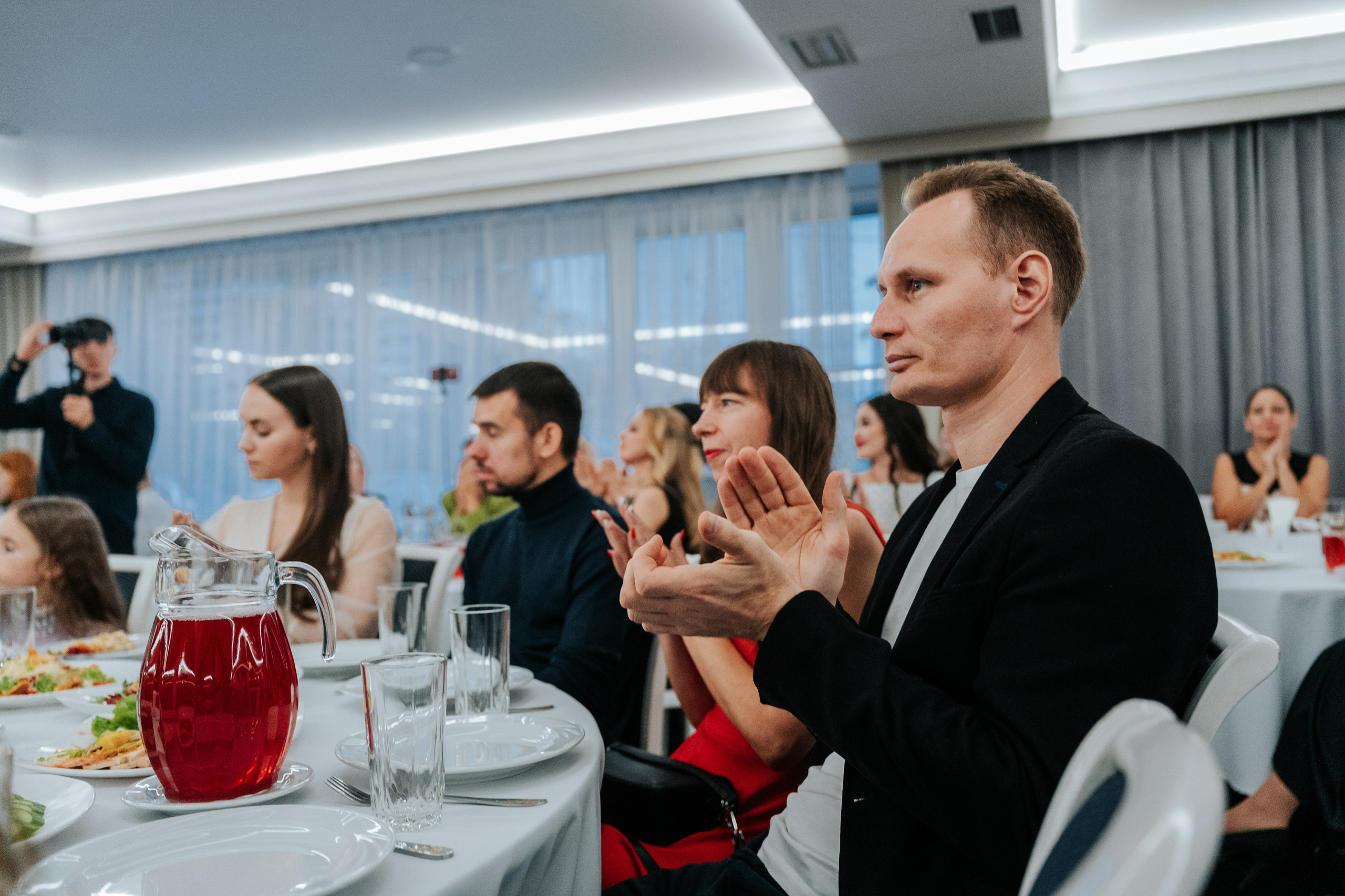 Выступление студии восточных танцев Rakesa в банкетном зале Атмосфера вкуса в Красноярске
