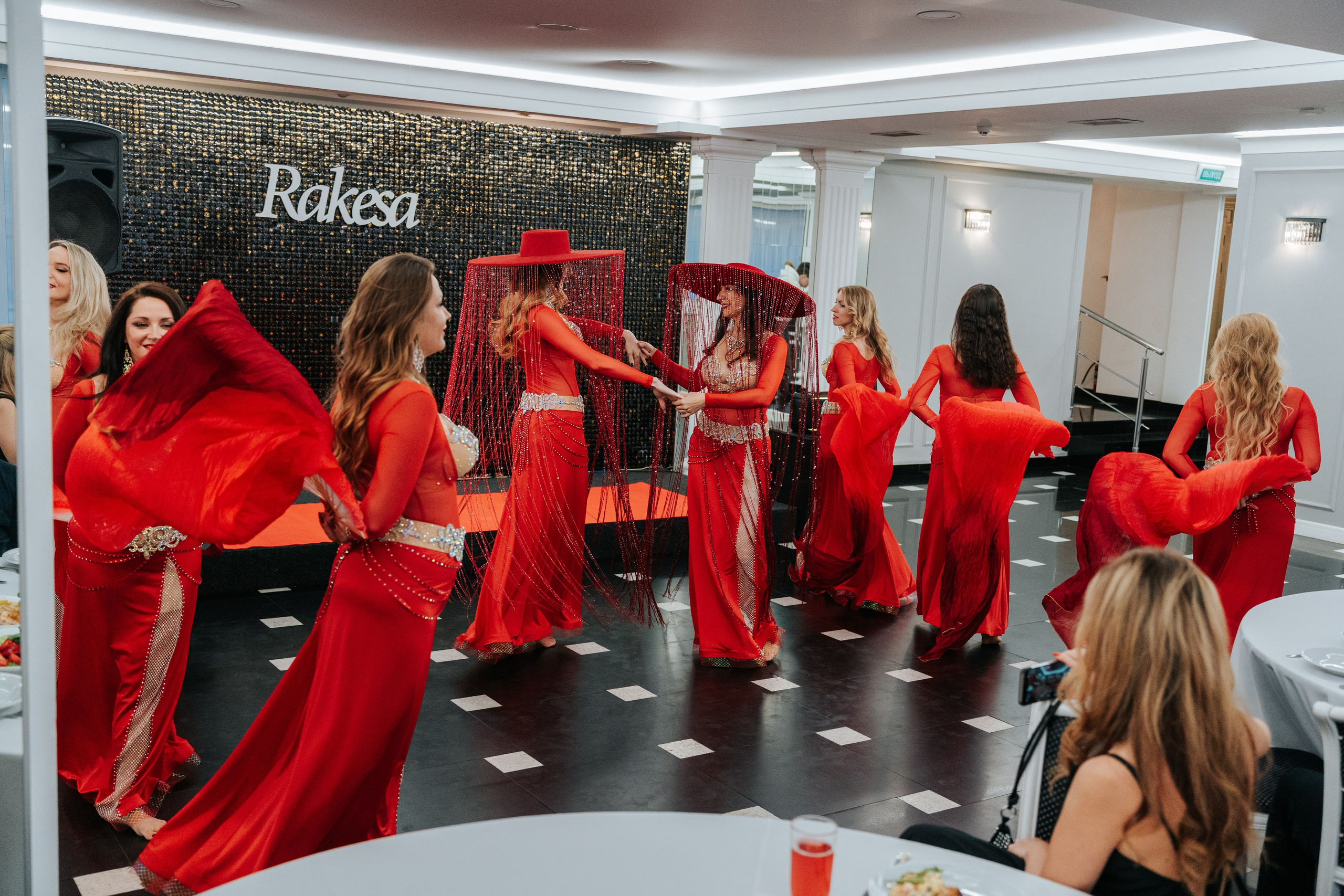 Выступление студии восточных танцев Rakesa в банкетном зале Атмосфера вкуса в Красноярске