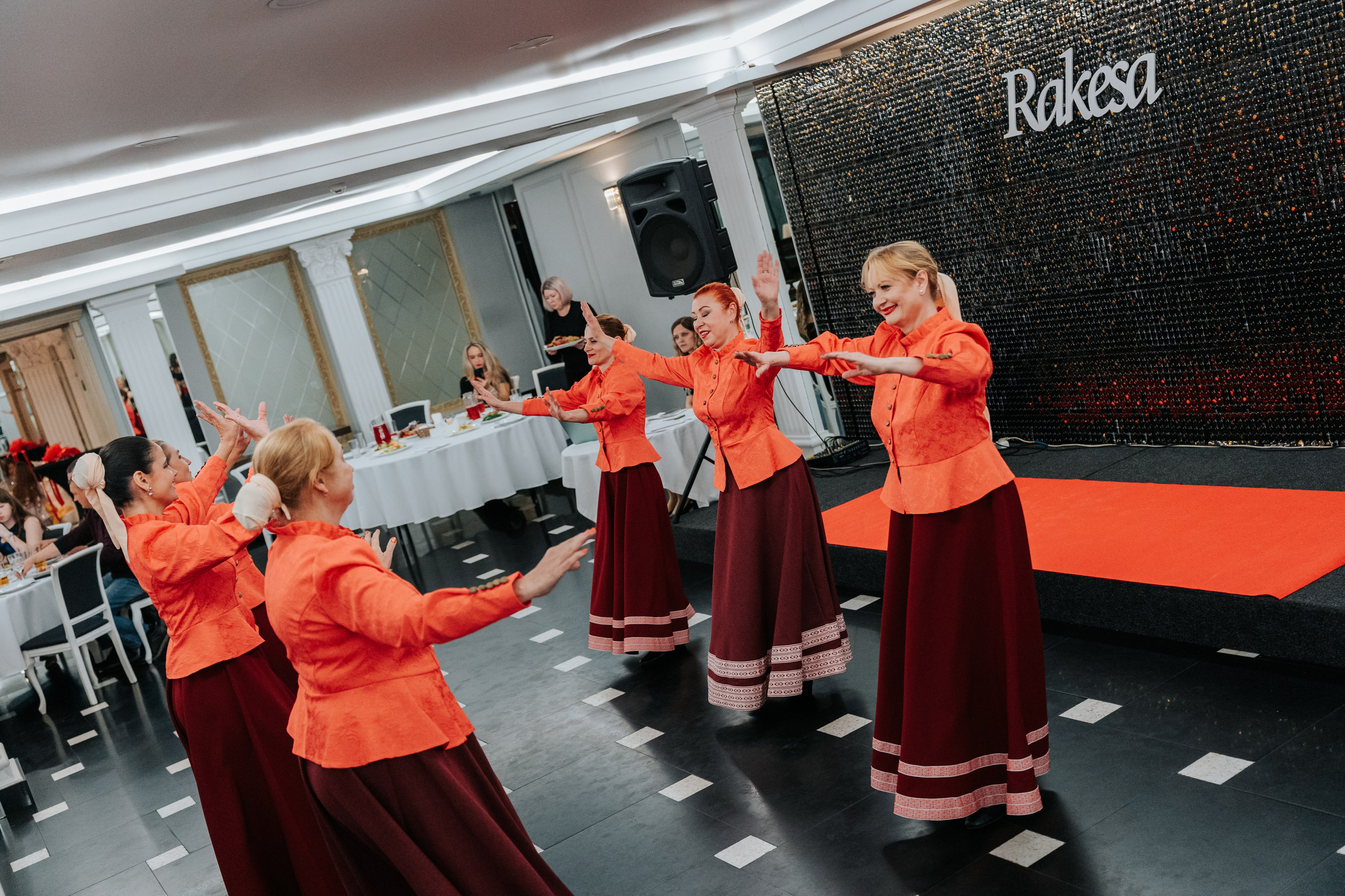 Выступление студии восточных танцев Rakesa в банкетном зале Атмосфера вкуса в Красноярске