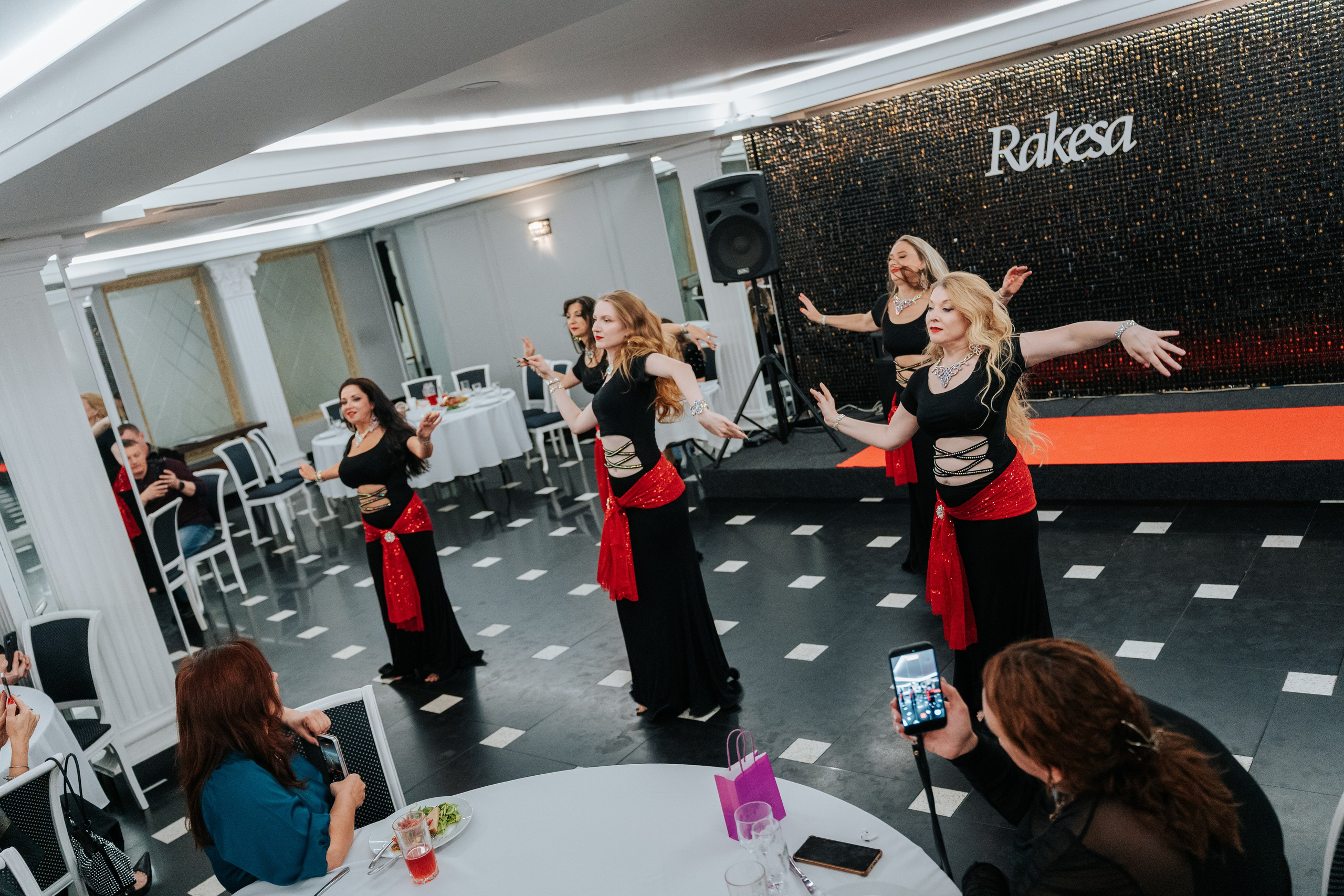 Выступление студии восточных танцев Rakesa в банкетном зале Атмосфера вкуса в Красноярске