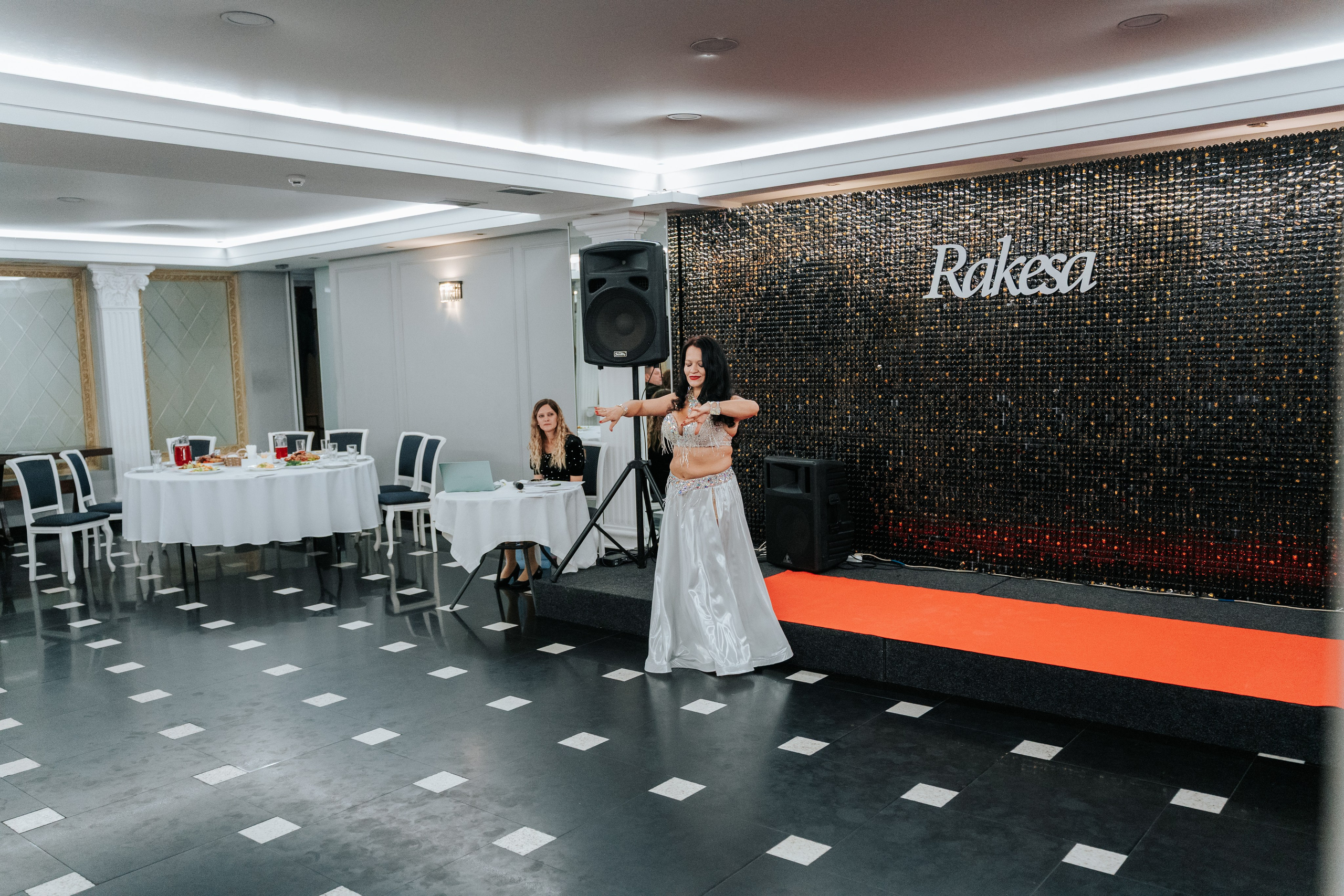 Выступление студии восточных танцев Rakesa в банкетном зале Атмосфера вкуса в Красноярске