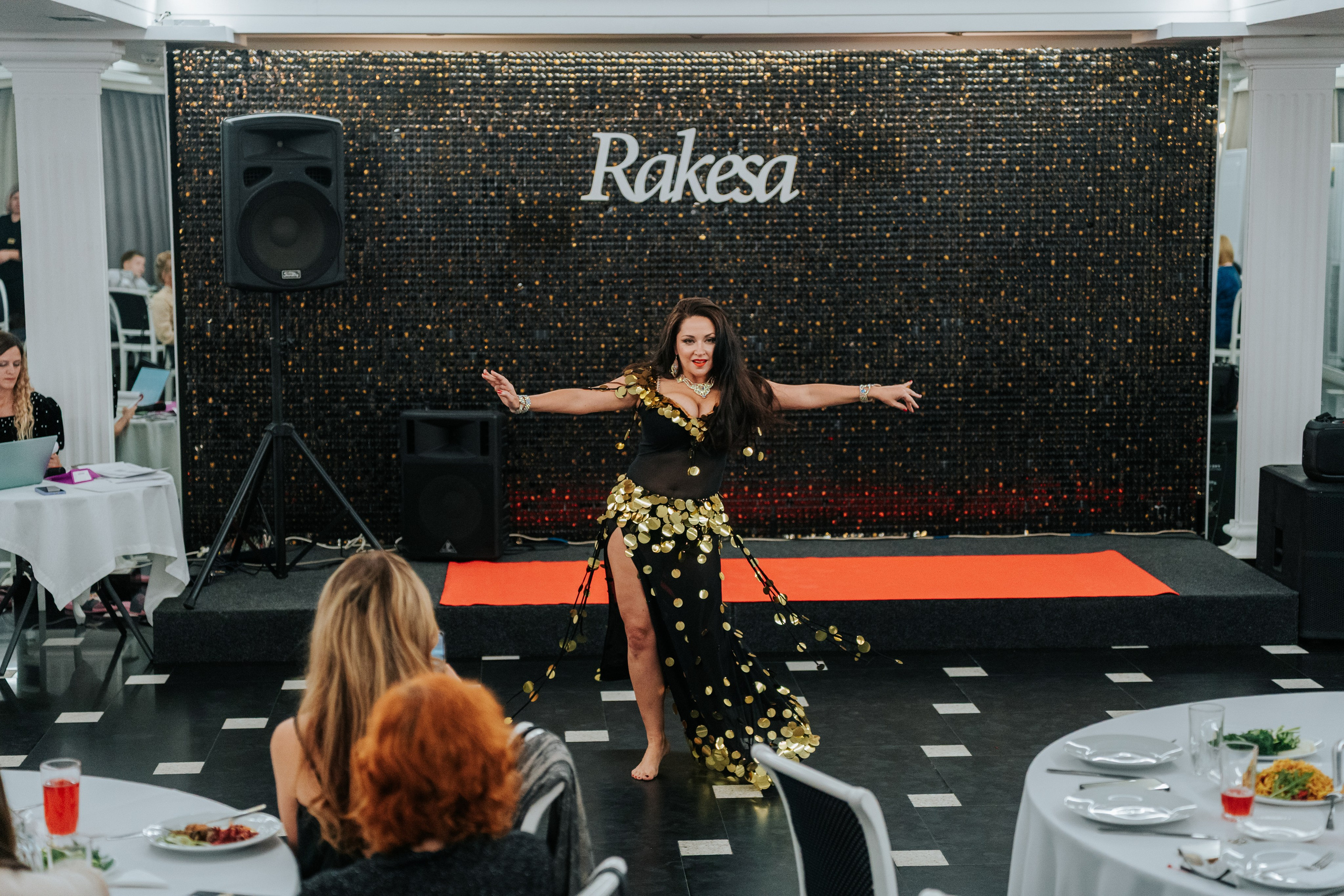 Выступление студии восточных танцев Rakesa в банкетном зале Атмосфера вкуса в Красноярске