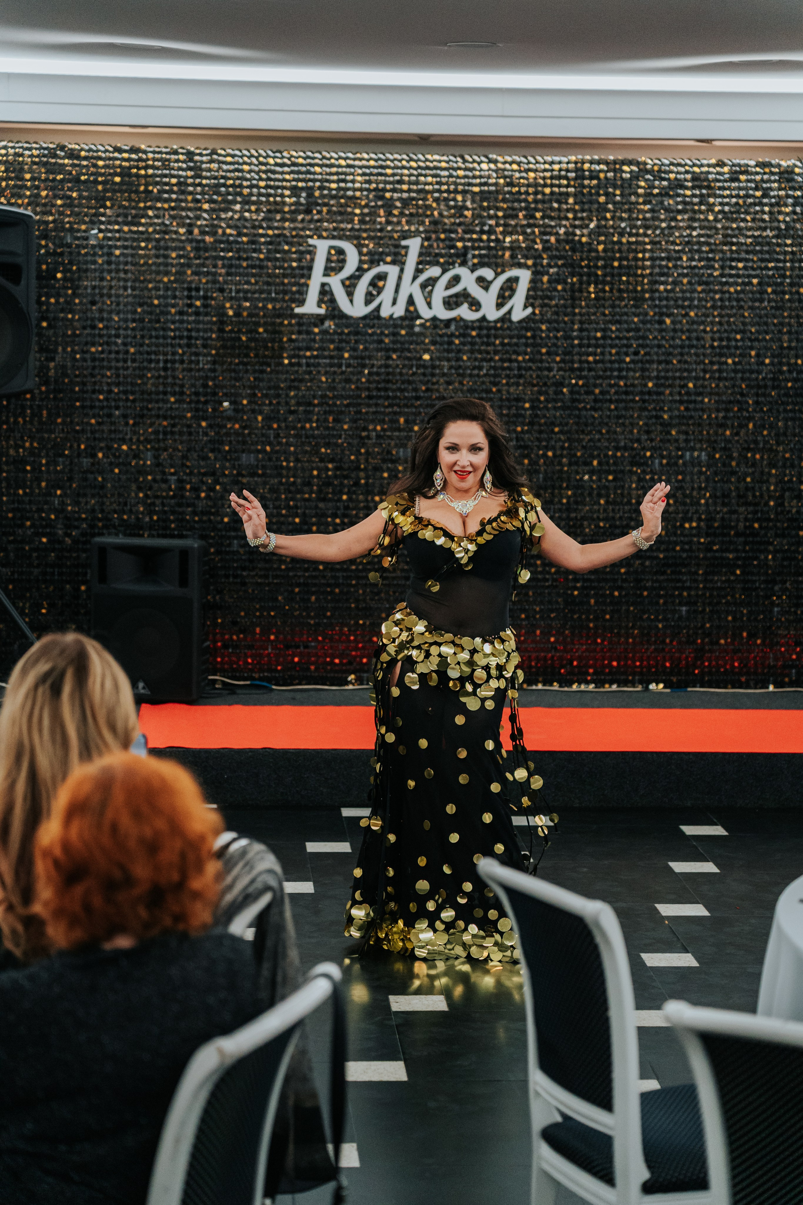 Выступление студии восточных танцев Rakesa в банкетном зале Атмосфера вкуса в Красноярске