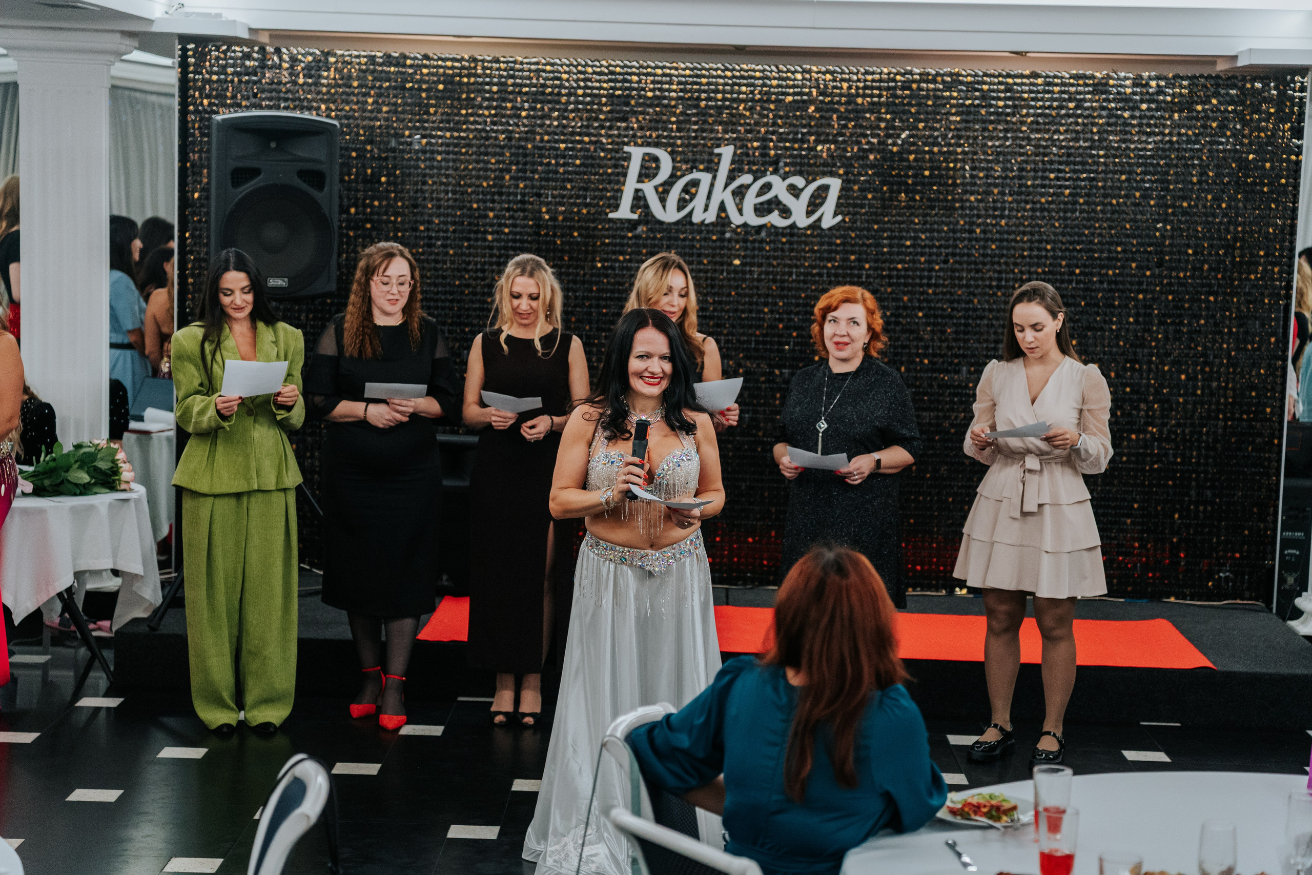 Выступление студии восточных танцев Rakesa в банкетном зале Атмосфера вкуса в Красноярске