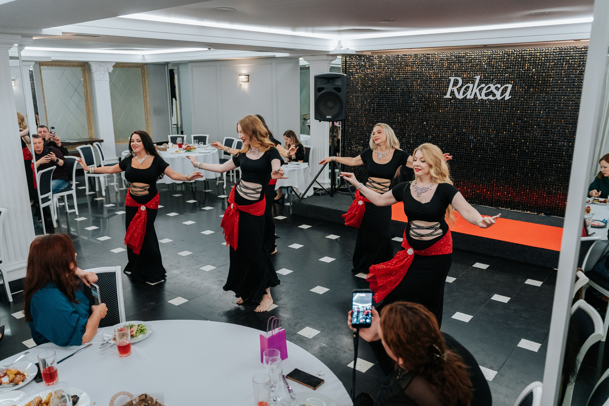 Выступление студии восточных танцев Rakesa в банкетном зале Атмосфера вкуса в Красноярске
