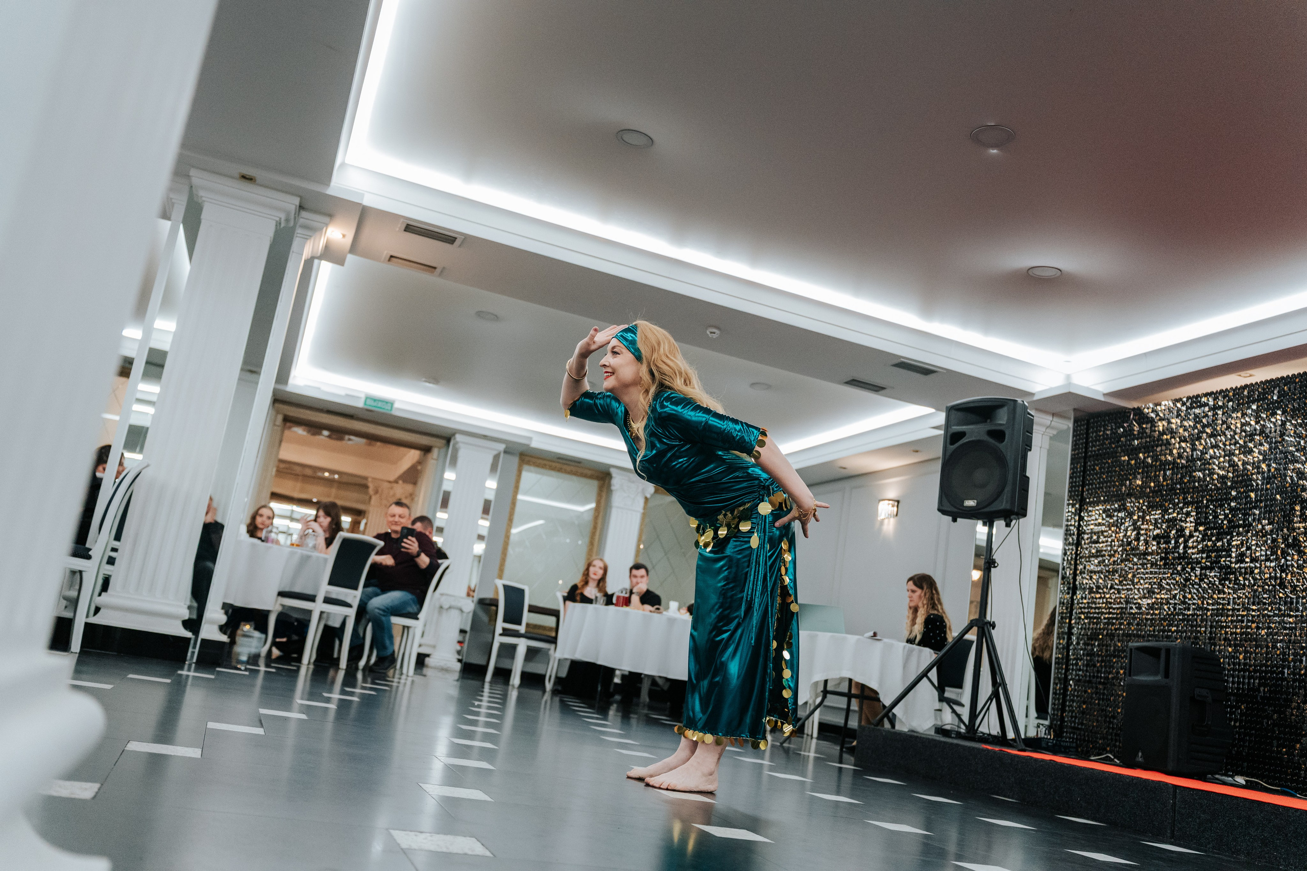 Выступление студии восточных танцев Rakesa в банкетном зале Атмосфера вкуса в Красноярске