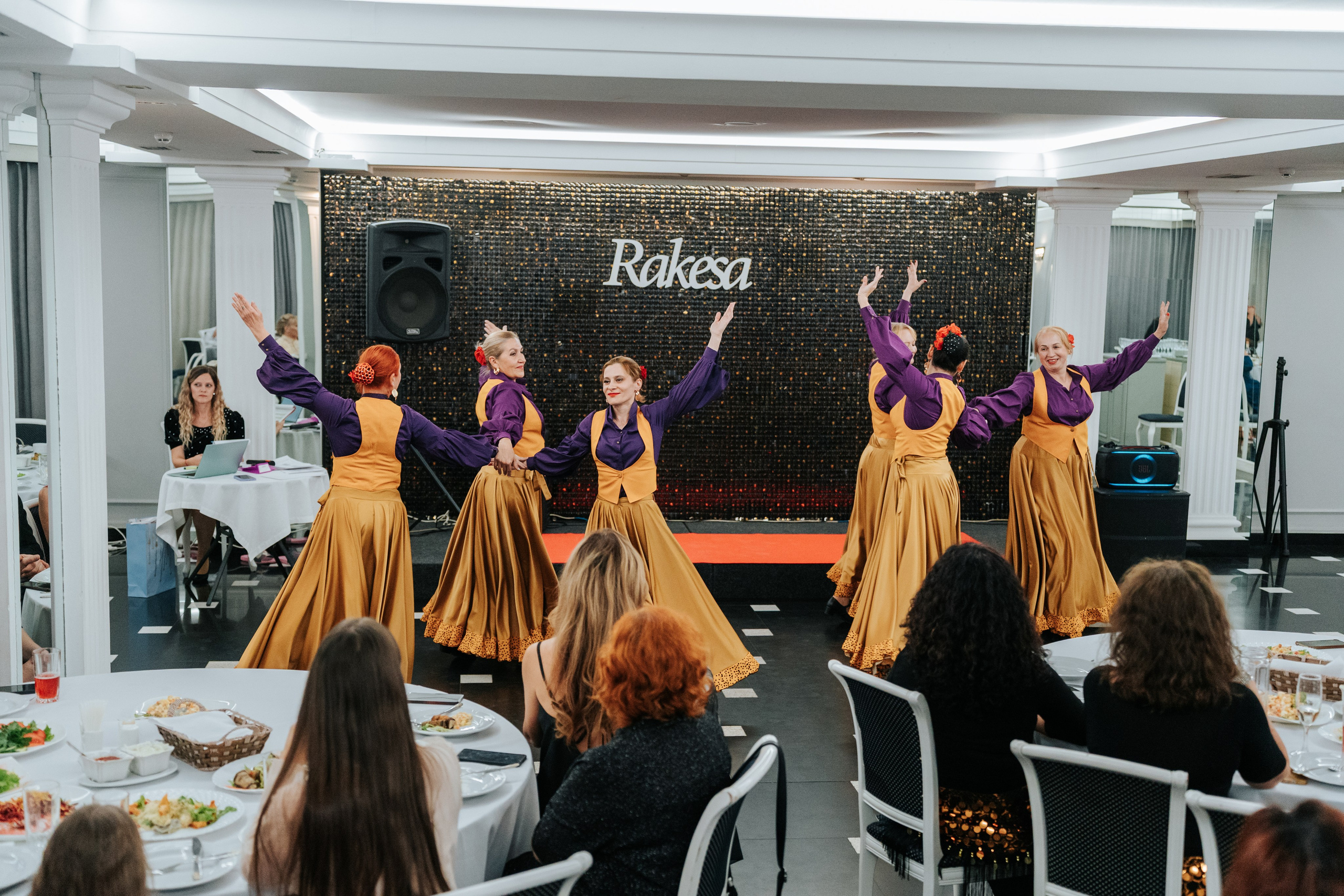 Выступление студии восточных танцев Rakesa в банкетном зале Атмосфера вкуса в Красноярске