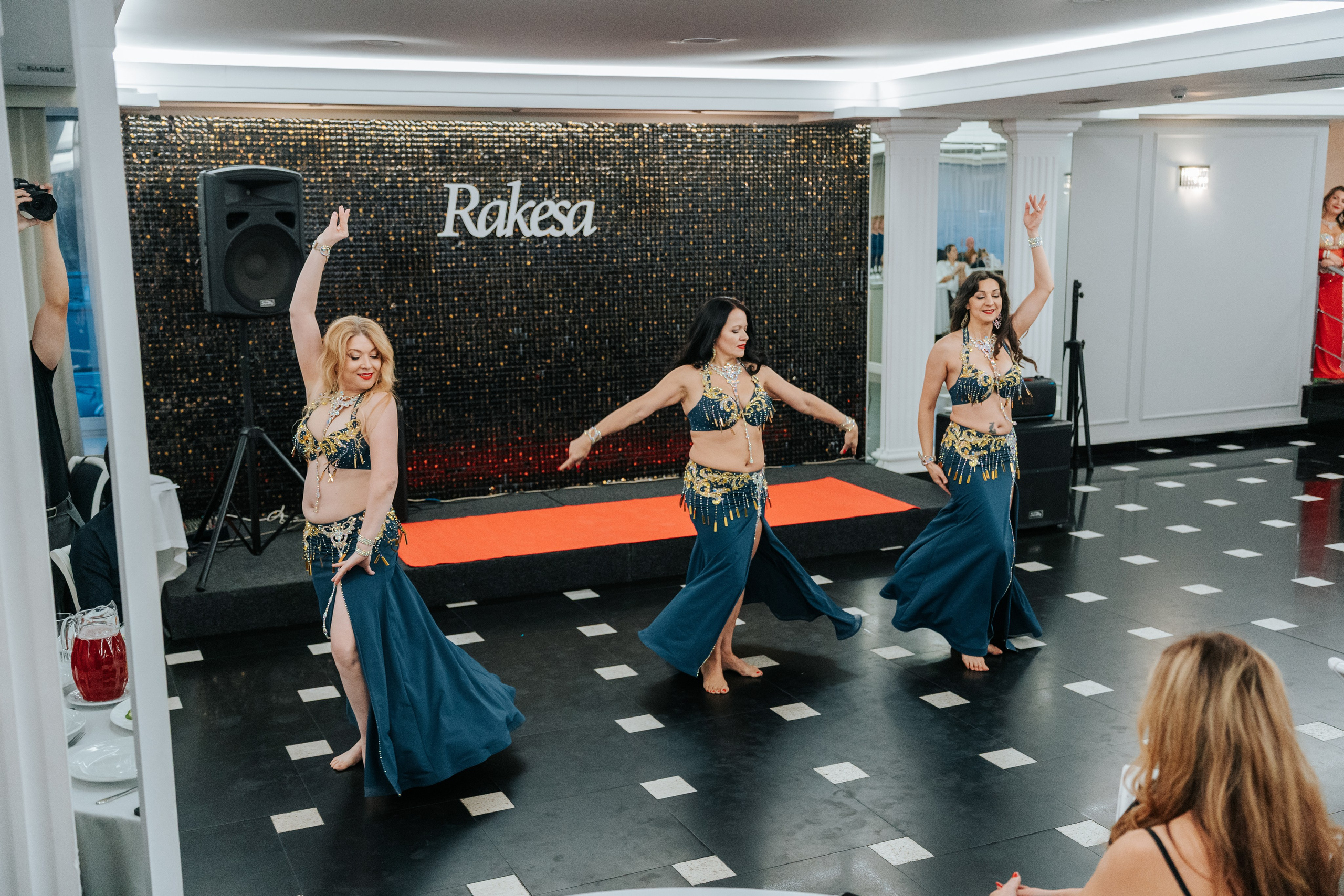 Выступление студии восточных танцев Rakesa в банкетном зале Атмосфера вкуса в Красноярске