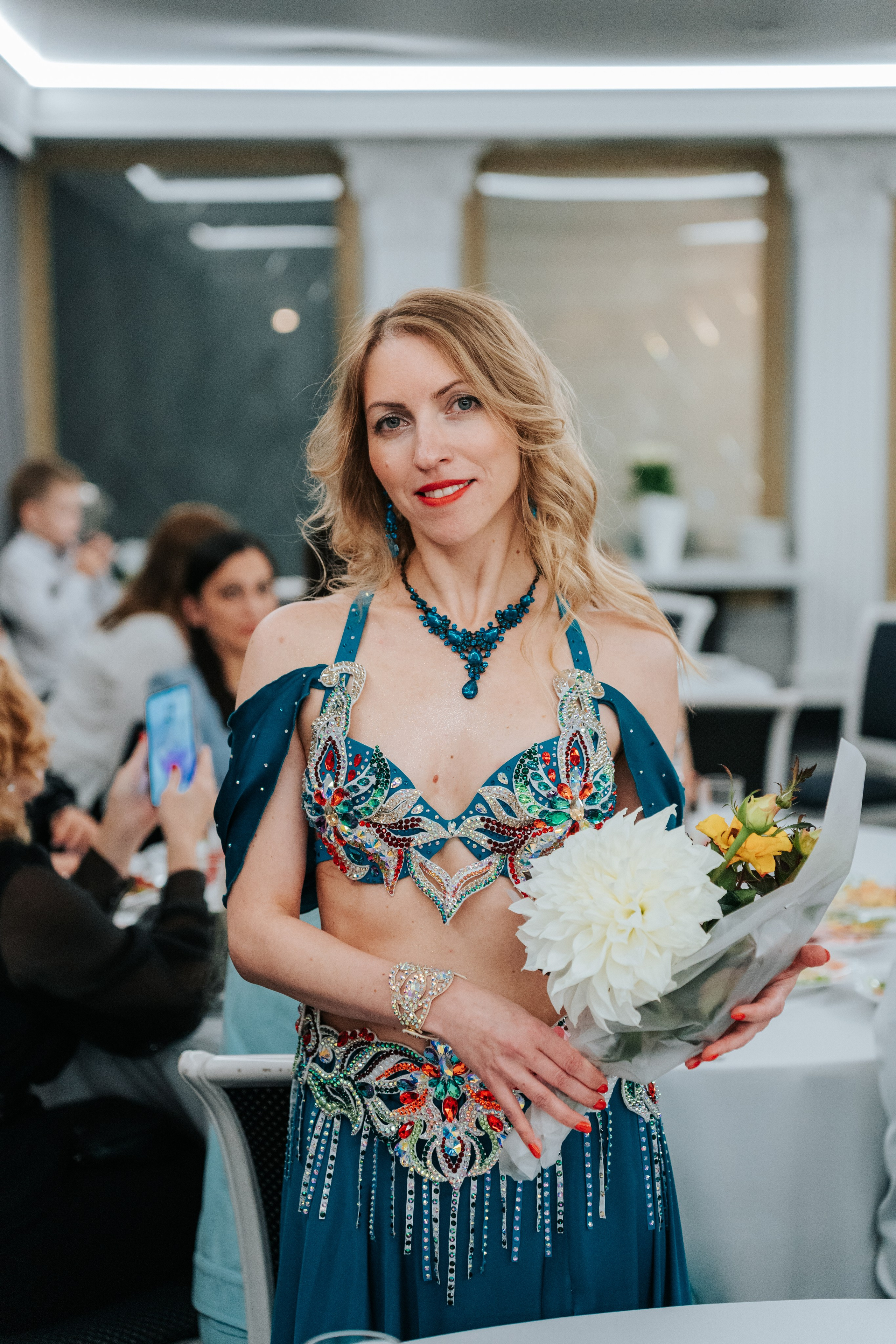 Выступление студии восточных танцев Rakesa в банкетном зале Атмосфера вкуса в Красноярске